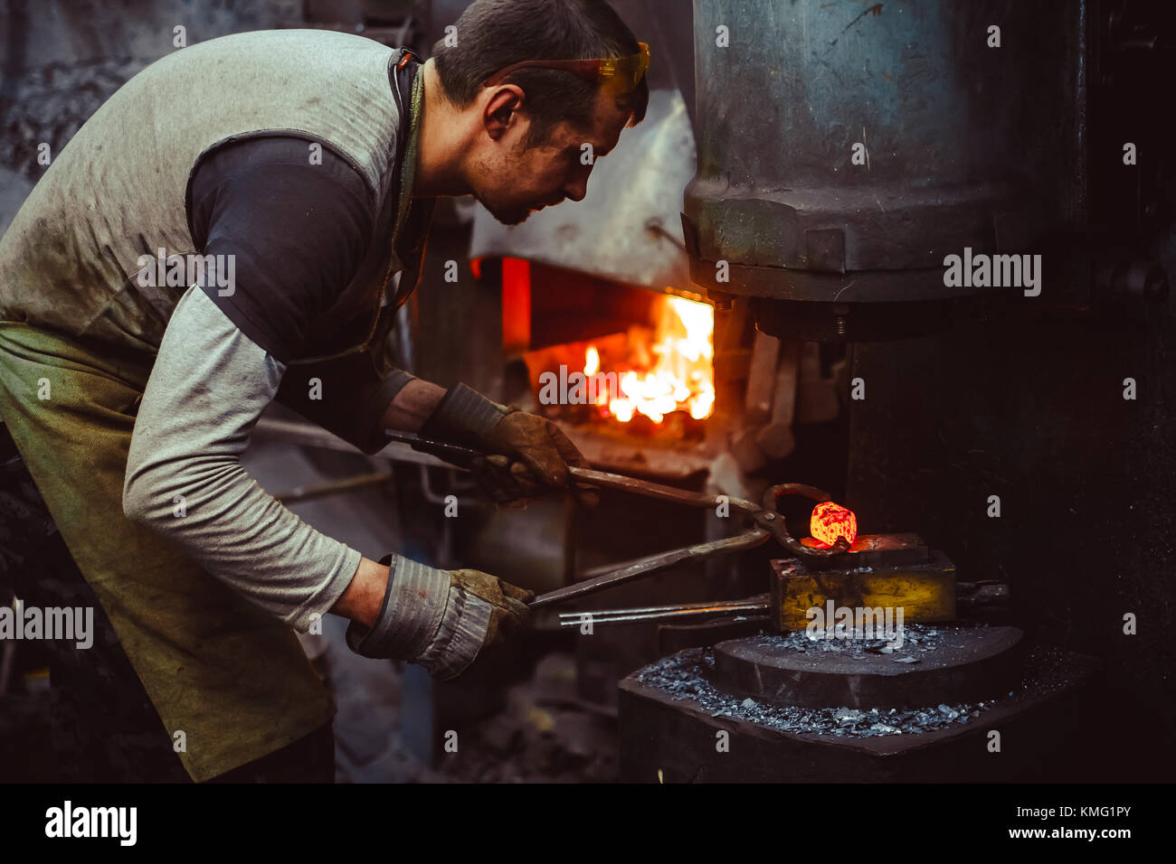 Forgeron travaillant dans la forge à marteau automatique Photo Stock - Alamy