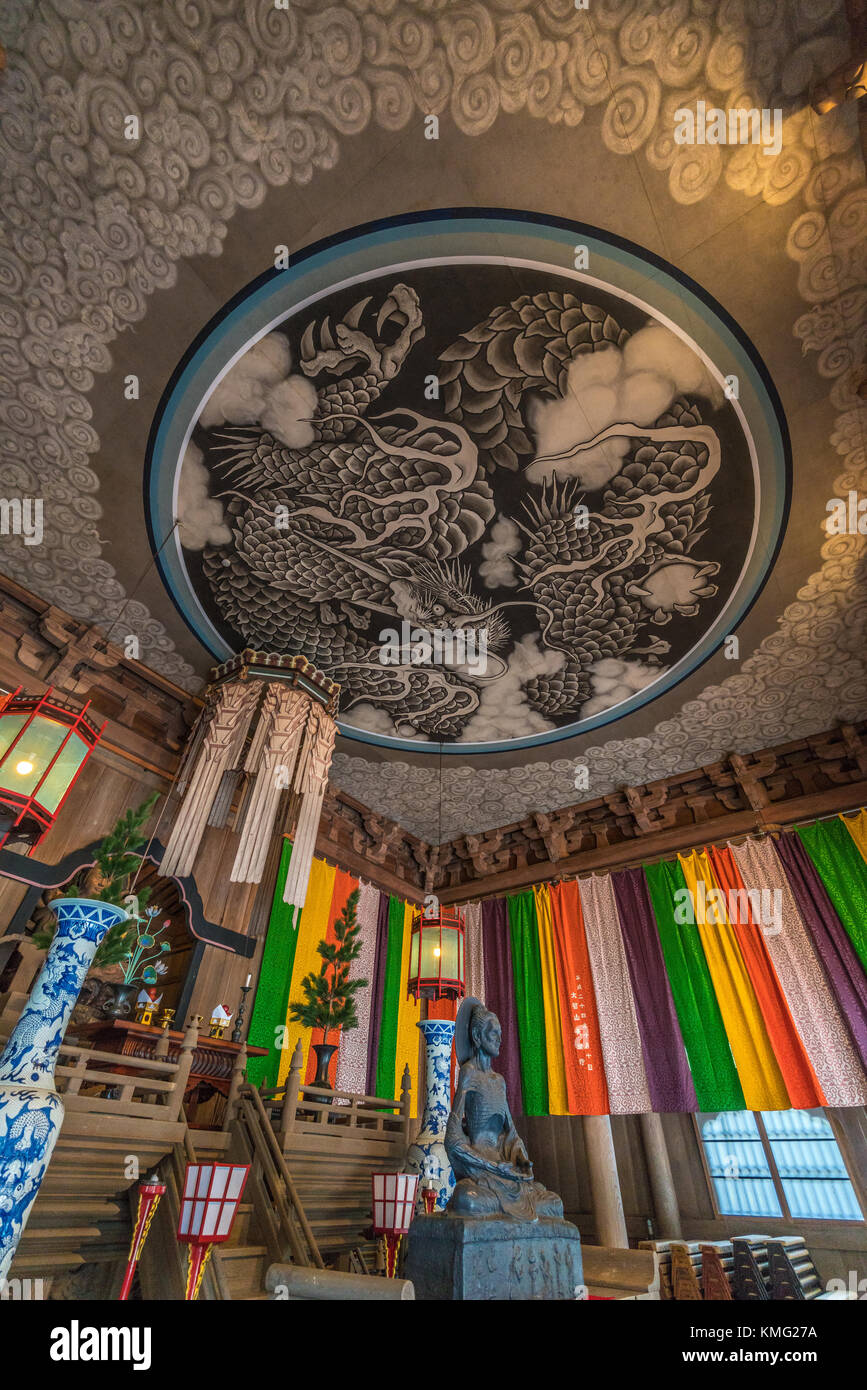 Kamakura, Japon - 9 août 2017 : le jeûne satue de bouddha du Pakistan, unryu-zu dragon peinture sur le plafond de hatto (salle de conférences) ou dharma hall Banque D'Images