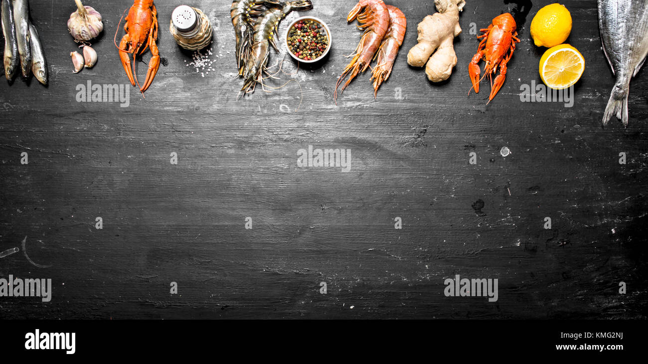 Mettre les fruits de mer. une variété de crevettes, poissons, et ...
