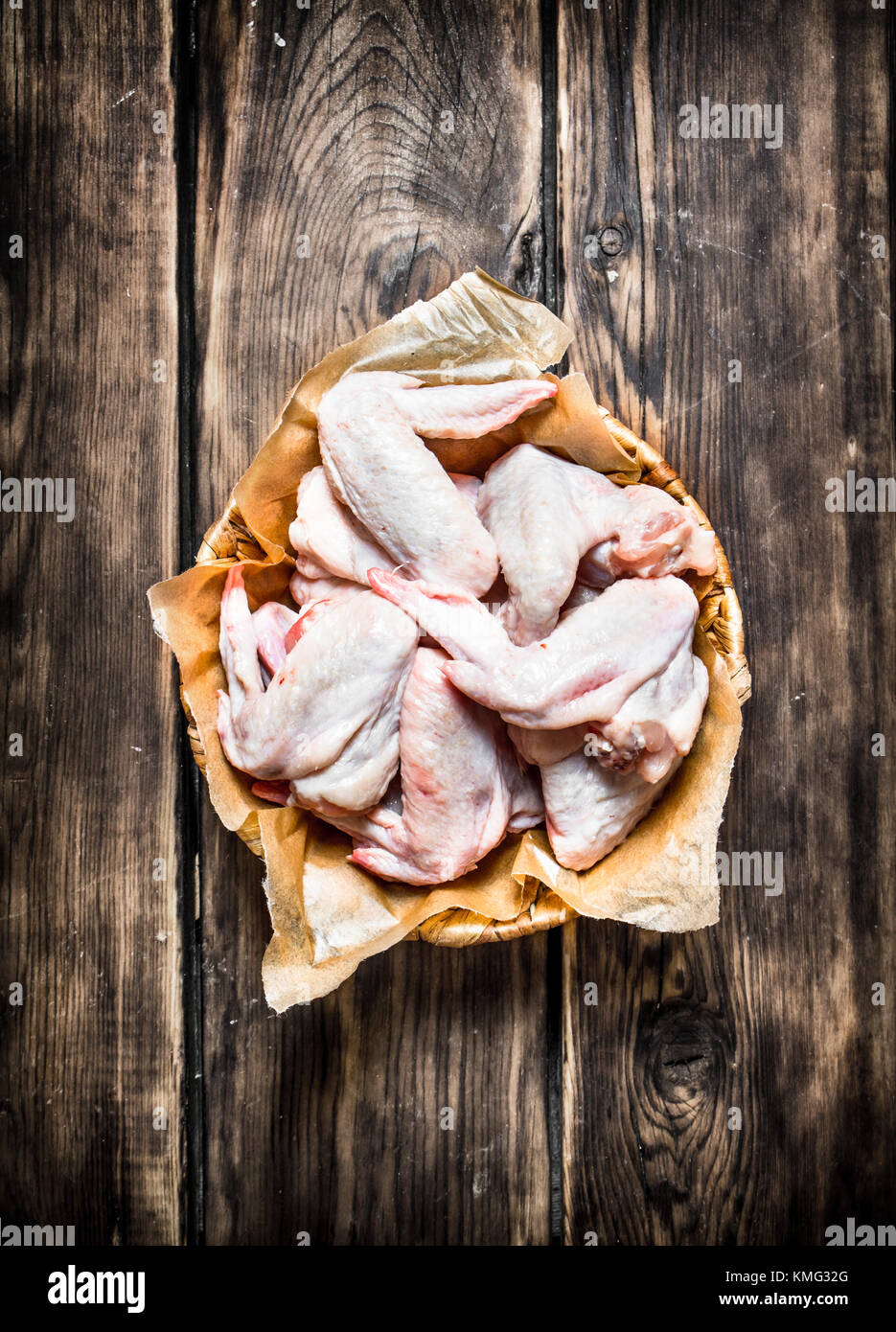 Ailes de poulet crues . sur une table en bois. Banque D'Images