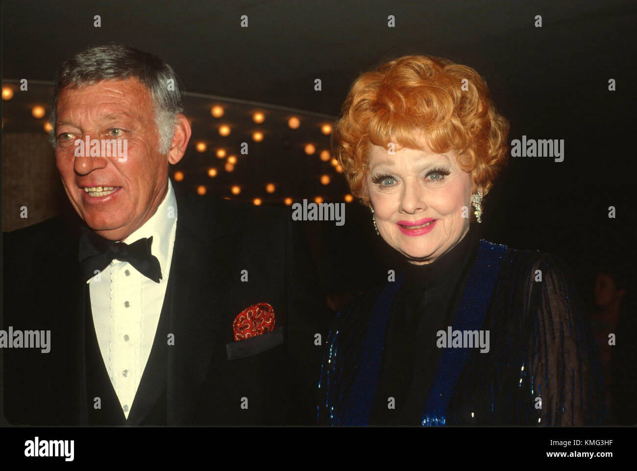 L'actrice Lucille Ball et mari Gary Morton assister à l'événement de la Fondation Scott Newman au Century Plaza Hotel le 19 novembre 1982 à Los Angeles, Californie. Photo de Barry King/Alamy Banque D'Images