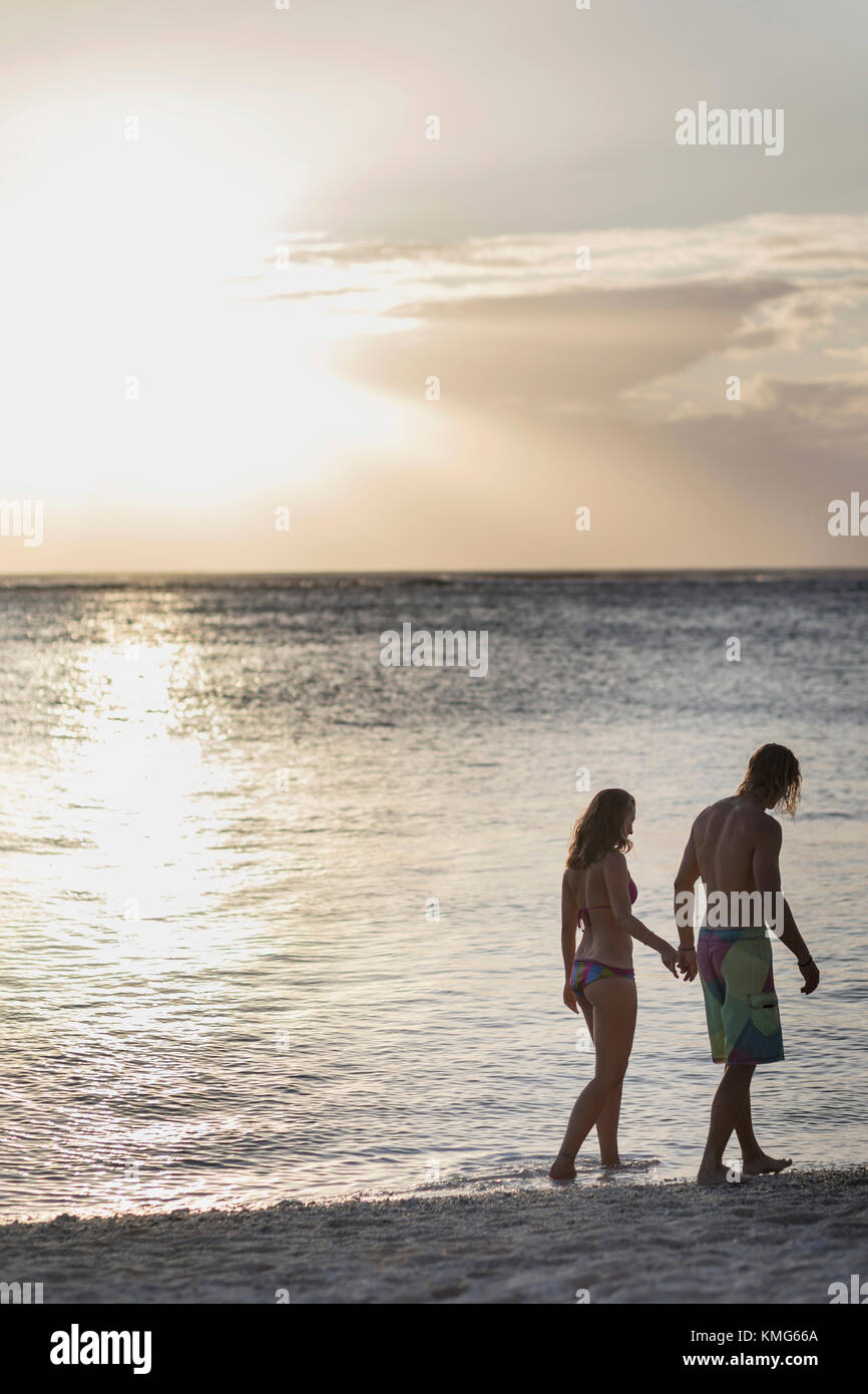 Young couple at beach Banque D'Images