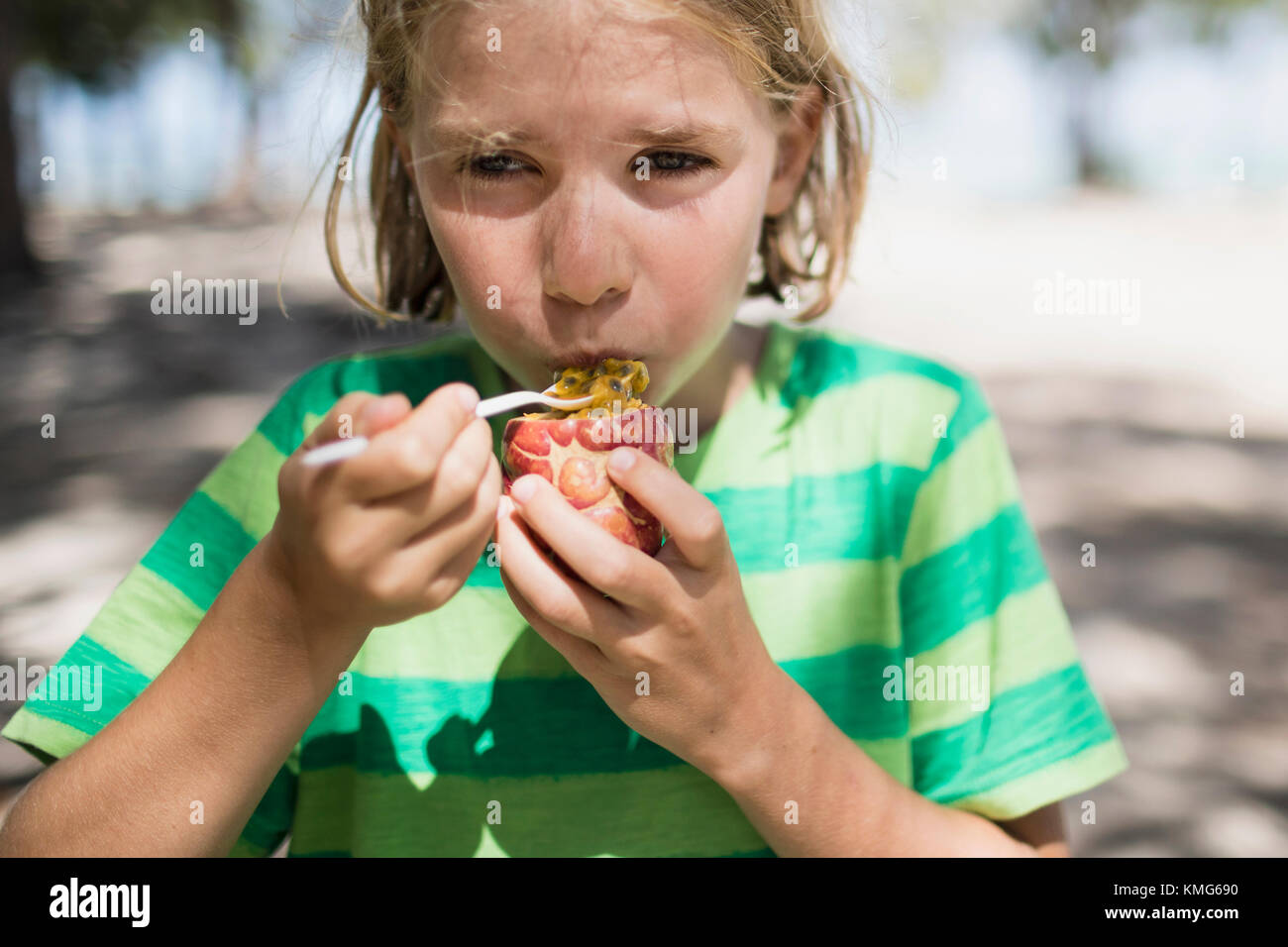 Portrait de fille mangeant fruit de la passion Banque D'Images