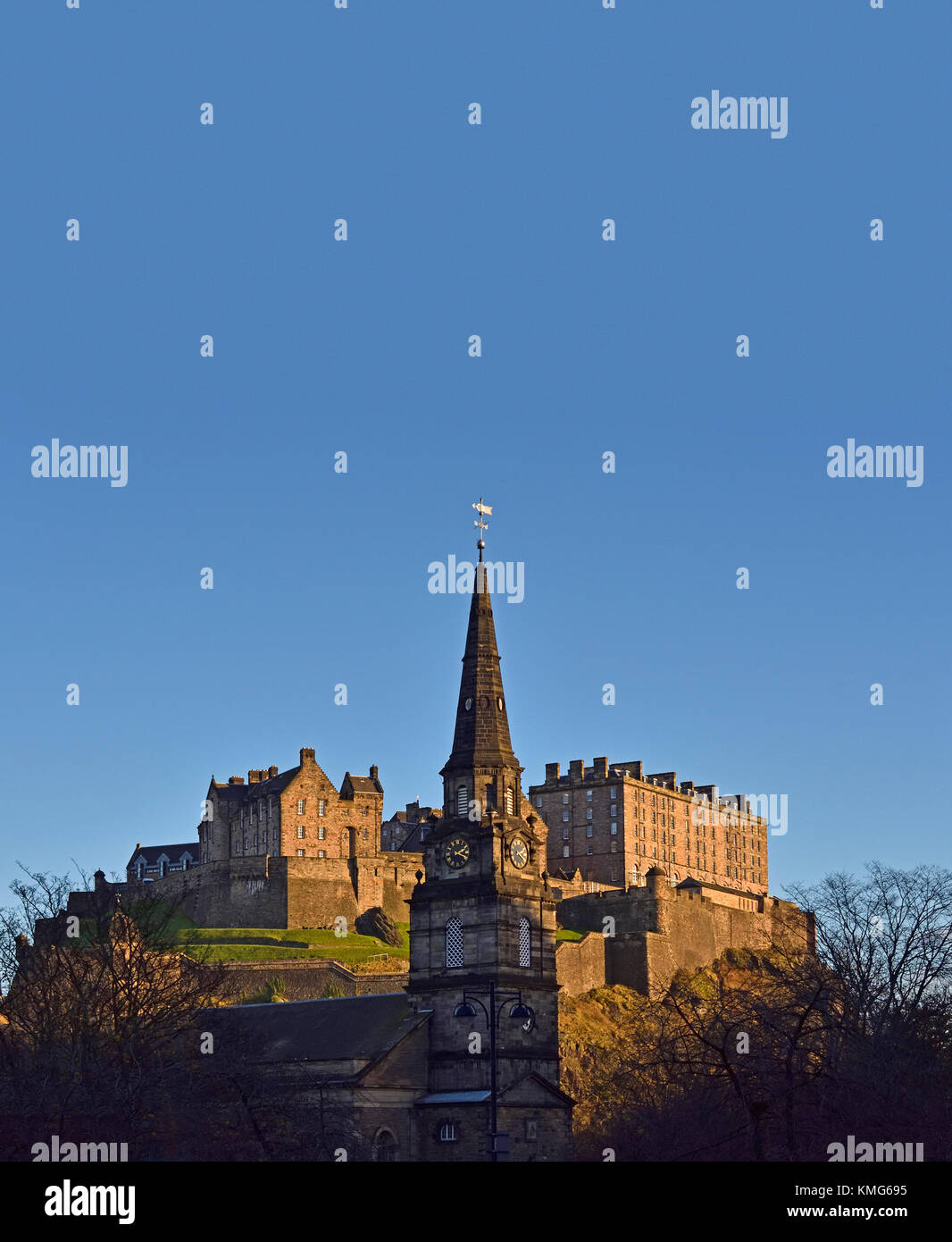 Eglise de Saint Cuthbert et château d'Edimbourg en décembre du soleil, vu de Lothian Road, Édimbourg, Écosse, Royaume-Uni, Europe. Banque D'Images