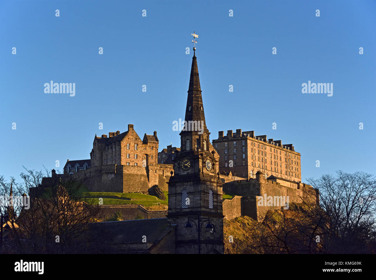 Eglise de Saint Cuthbert et château d'Edimbourg en décembre du soleil, vu de Lothian Road, Édimbourg, Écosse, Royaume-Uni, Europe. Banque D'Images