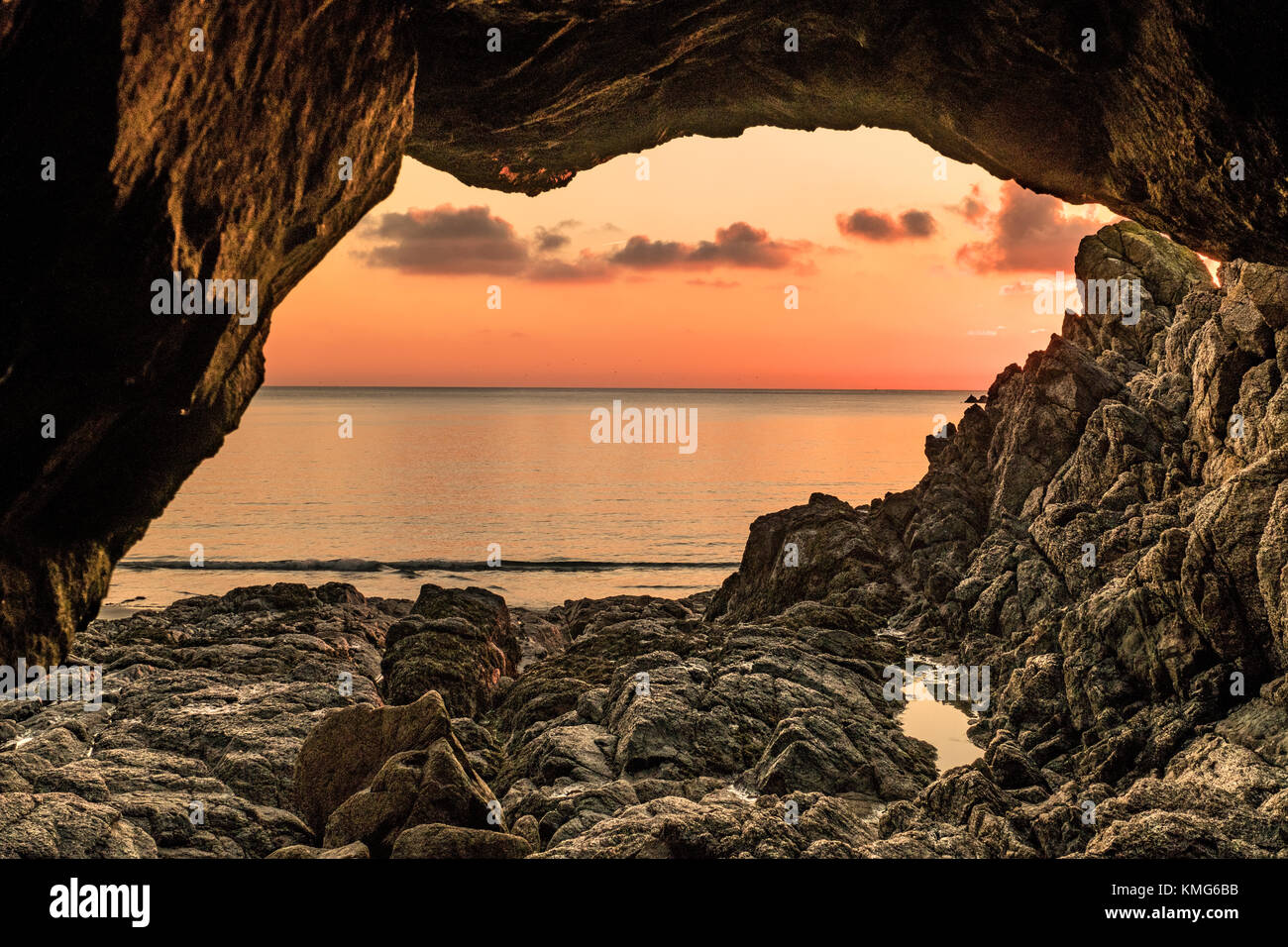 Coucher du soleil depuis l'intérieur d'une grotte de plage Banque D'Images
