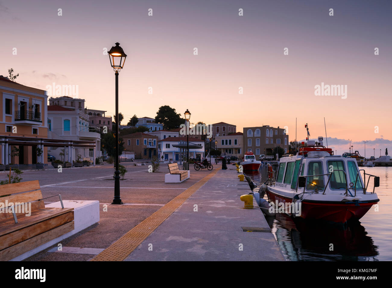 Tôt le matin sur le port sur Inouses île en Grèce. Banque D'Images