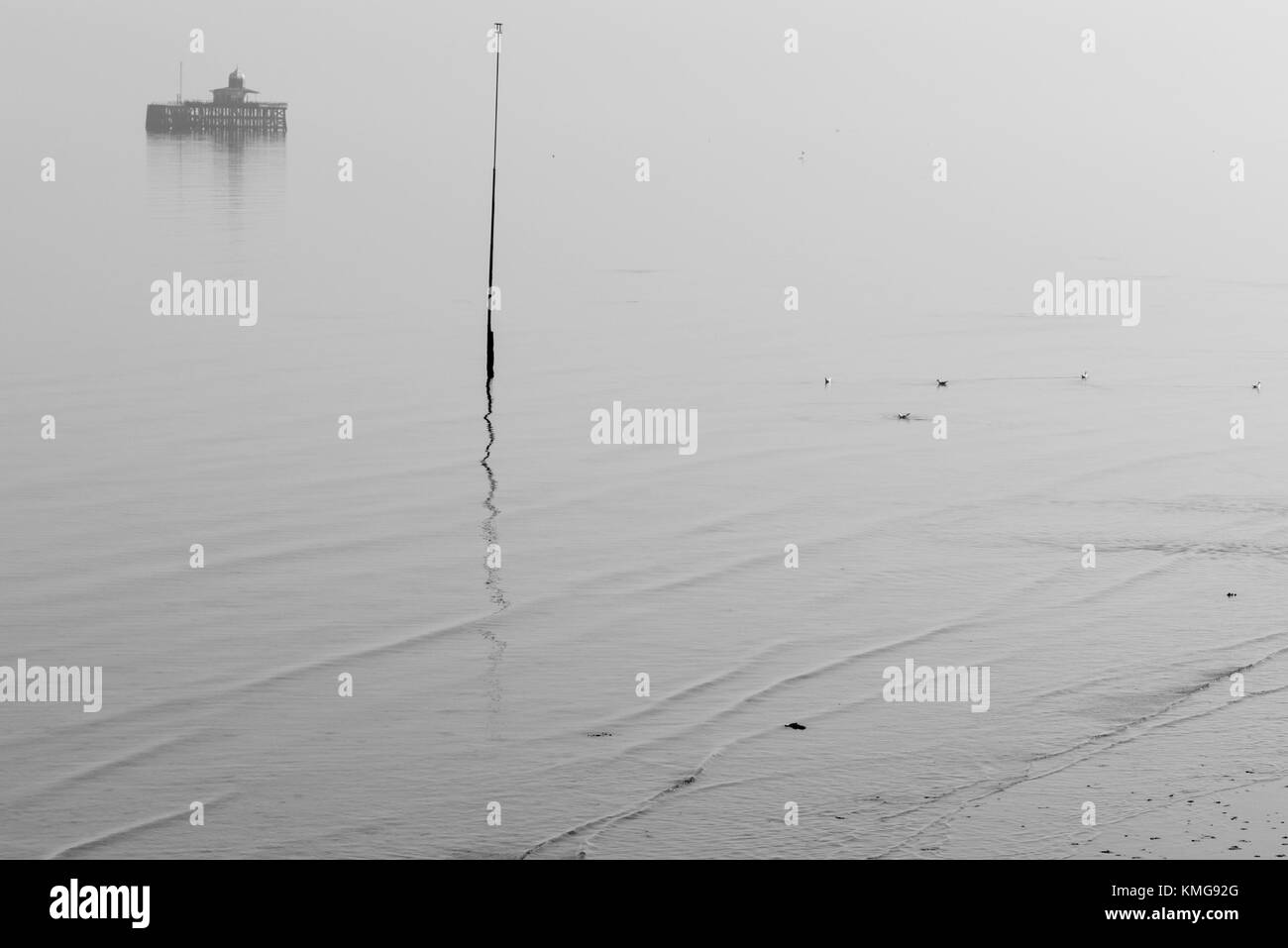 La fin de l'ancienne jetée, qui s'est détachée du reste de la jetée à Herne Bay, Kent, sur un matin brumeux. Banque D'Images