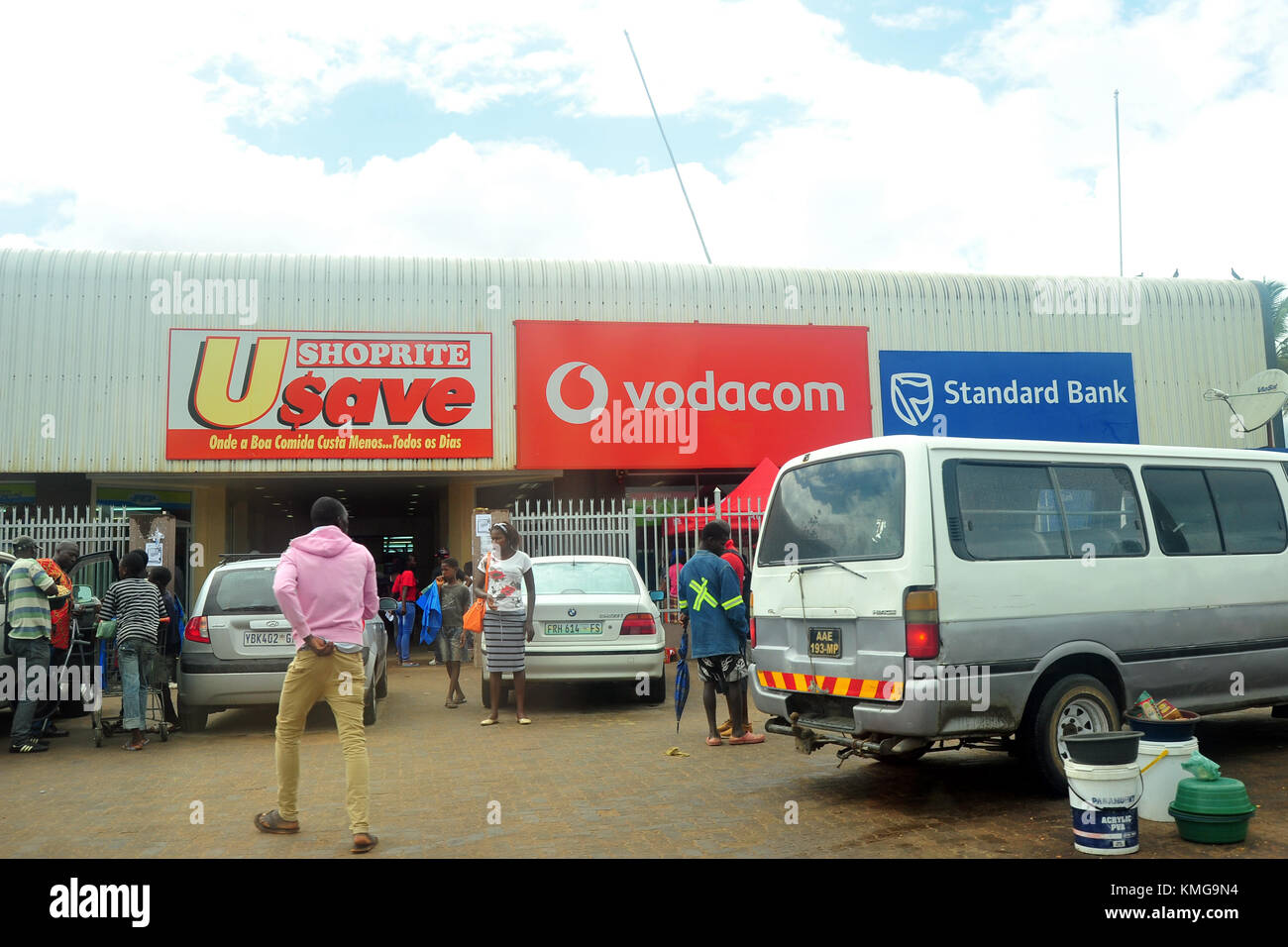 Une rangée de boutiques près de la frontière du Mozambique et d'Afrique du Sud. Banque D'Images