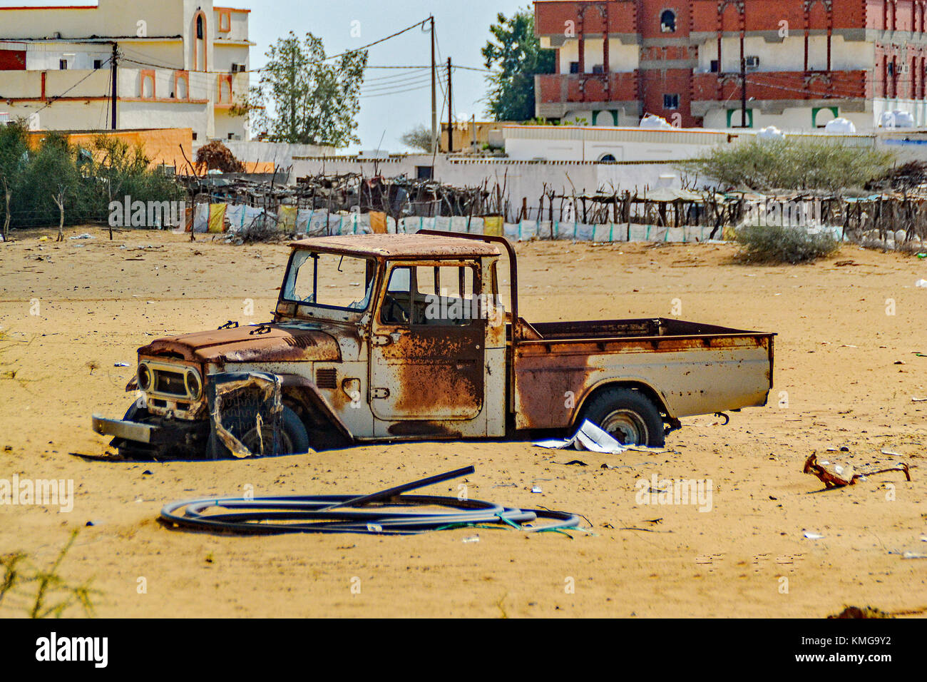 Camion abandonné dans le désert près de Qufudahah, au sud de la ville de Jeddah, Arabie saoudite. Banque D'Images