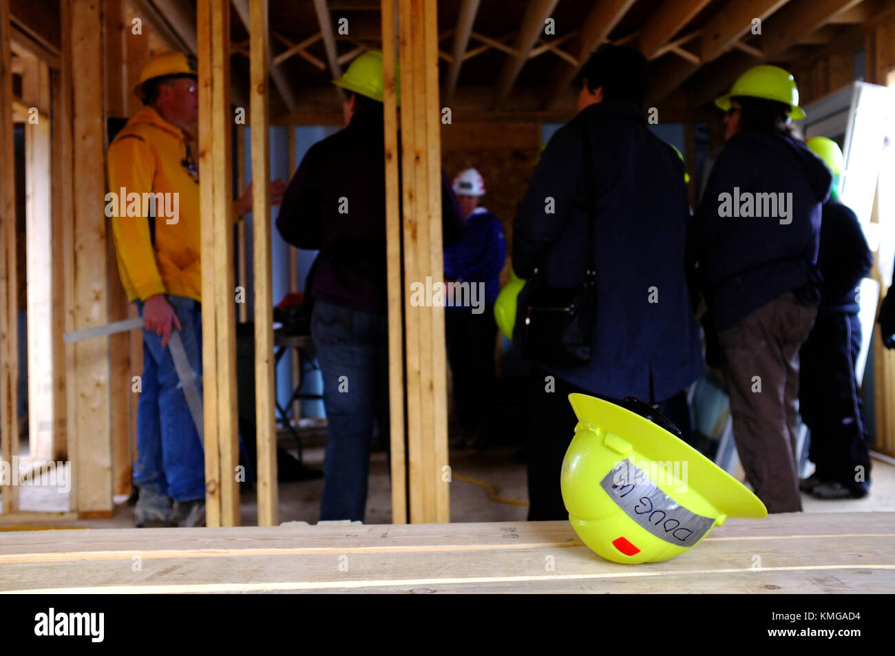 Volontaires dans le casque de l'intérieur d'une maison construire en Ontario, Canada. Banque D'Images