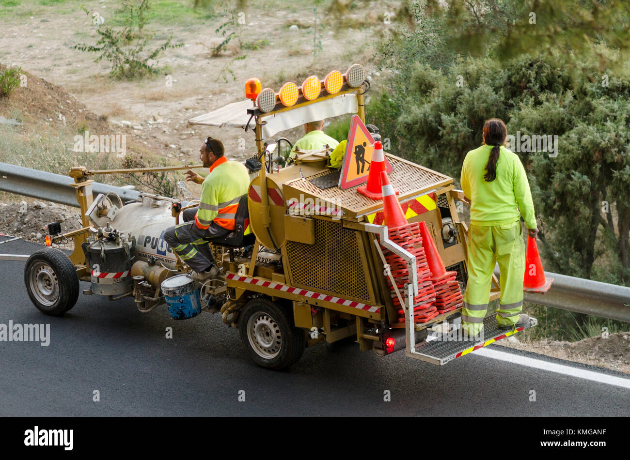 Les travailleurs de rue sur la machine, ligne trafic peinture, marquage routier, l'Espagne. Banque D'Images