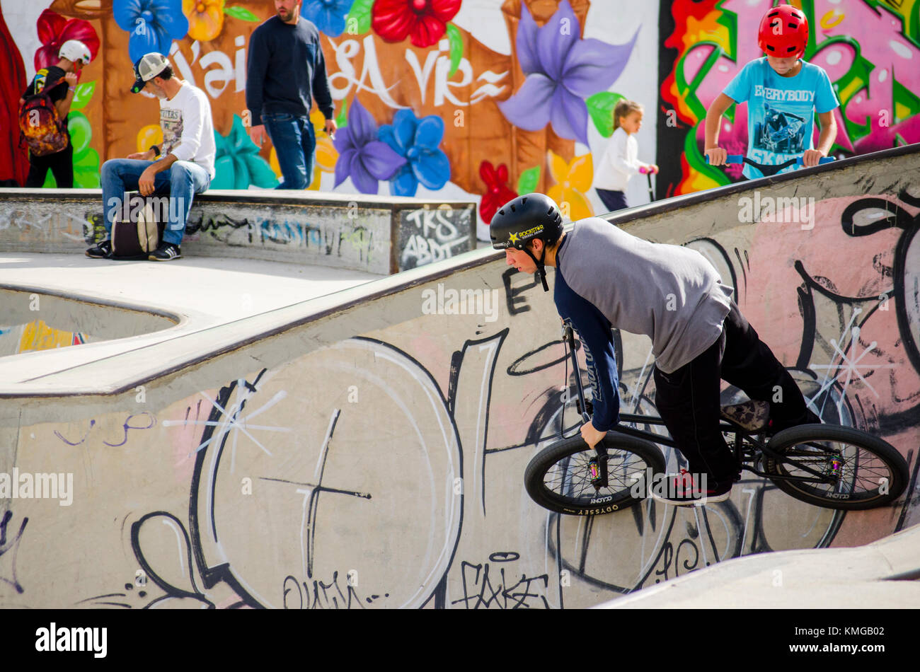 Rider Bmx au skate park, au cours de la compétition de freestyle, Fuengirola, Espagne. Banque D'Images