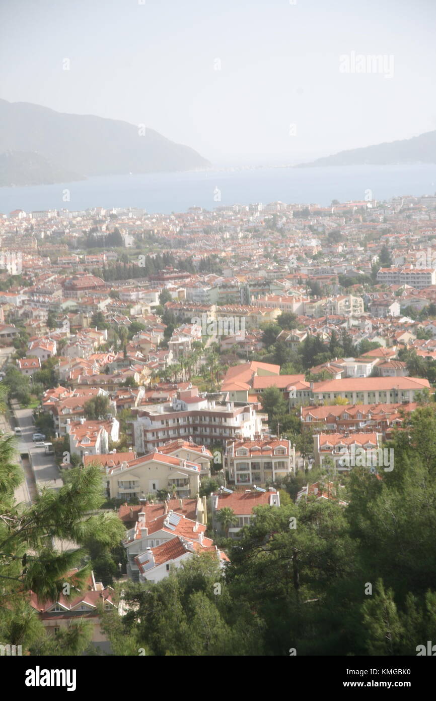 La Turquie, Marmaris, vue d'Armutalen de miellat, de montagnes de pins. Banque D'Images