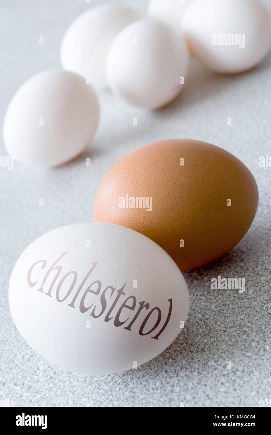 Les œufs blancs avec texte cholestérol - Santé et mode de vie sain - bio concept Banque D'Images