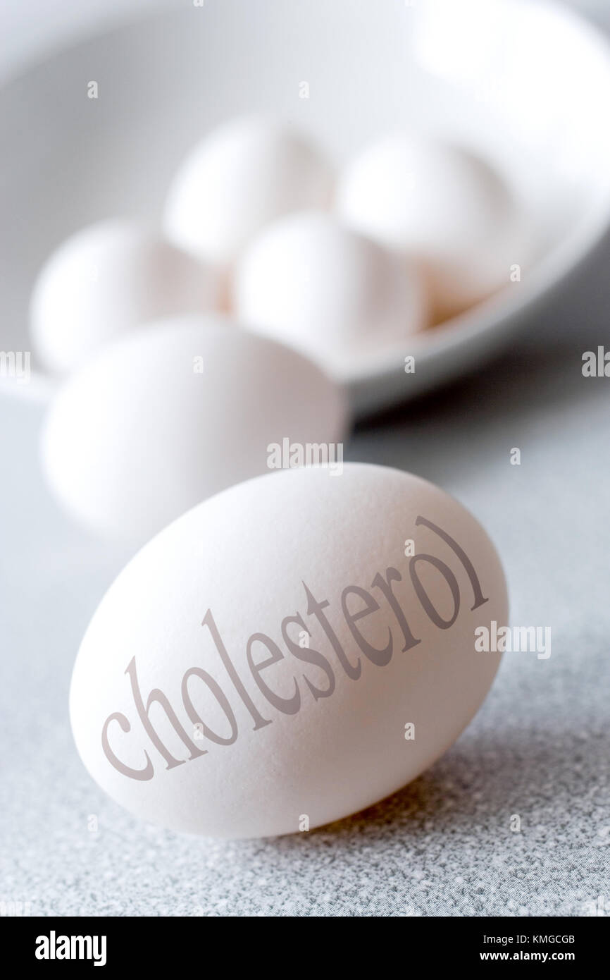 Les œufs blancs avec texte cholestérol - Santé et mode de vie sain - bio concept Banque D'Images