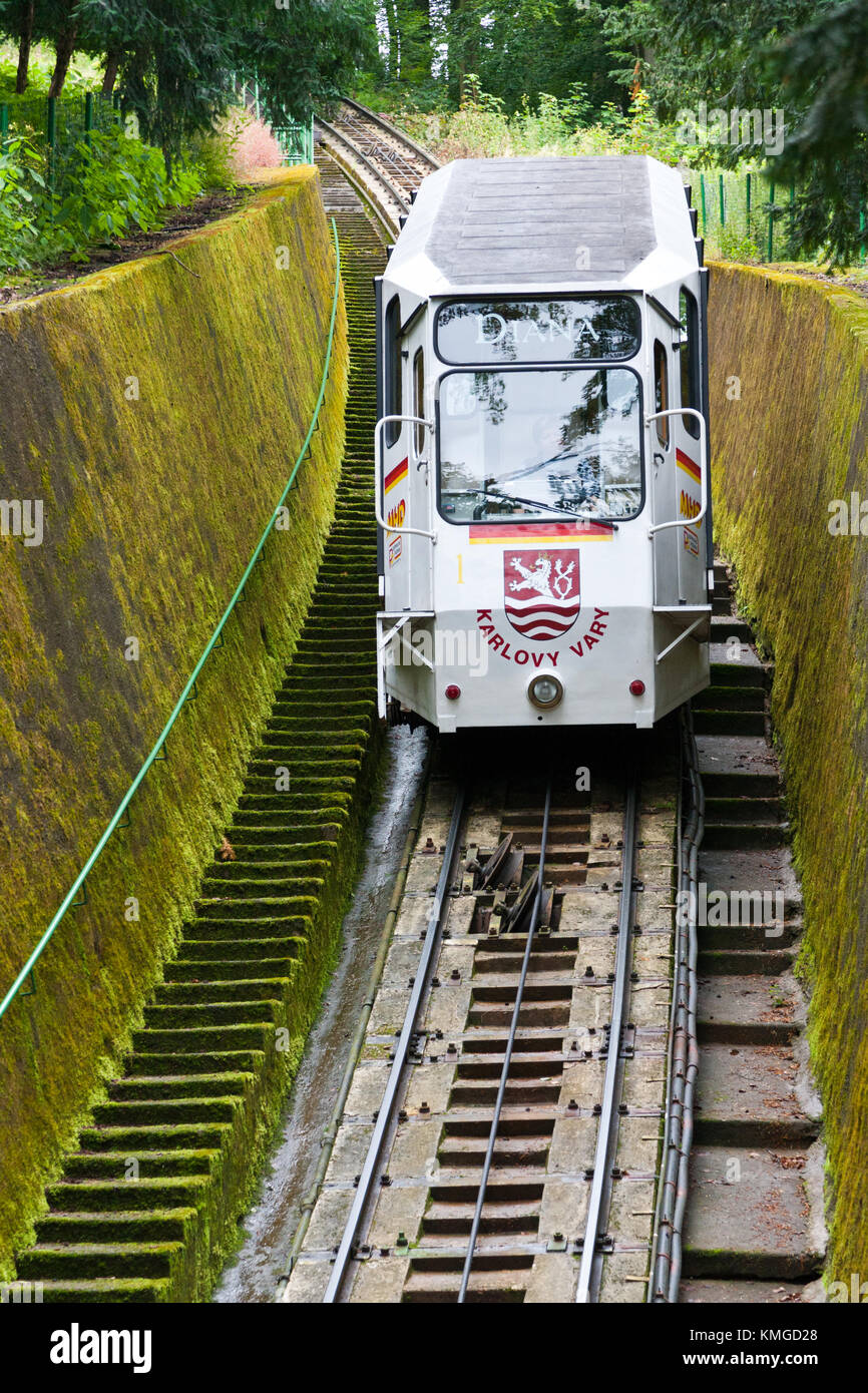 Karlovy Vary, République tchèque - Le 6 juin 2013 : le chemin de fer à crémaillère historique funiculaire menant à la tour d'observation diana le 6 juin 2013, ville thermale Karlovy Vary var Banque D'Images