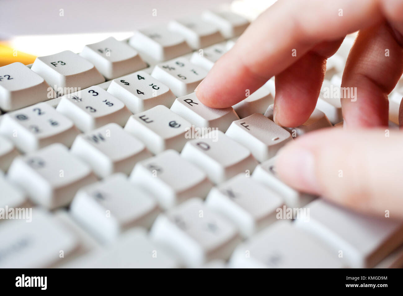 Part de l'écriture sur le clavier de l'utilisateur de l'ordinateur - blanc Banque D'Images