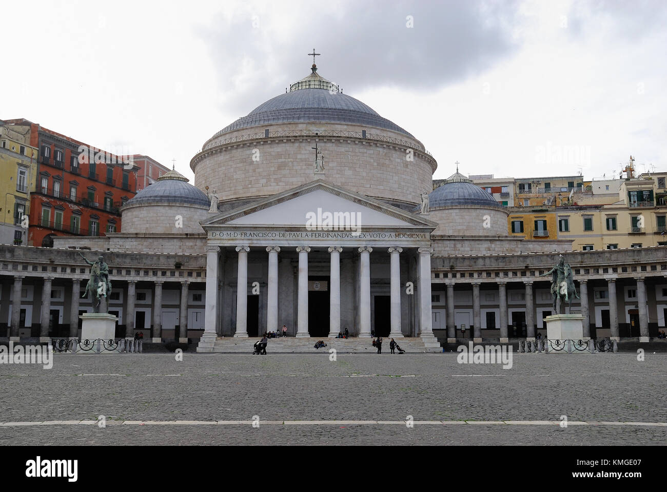 Naples, Italie. L'église de San Francesco di Paola. L'église est située sur la Piazza Plebiscito. Banque D'Images