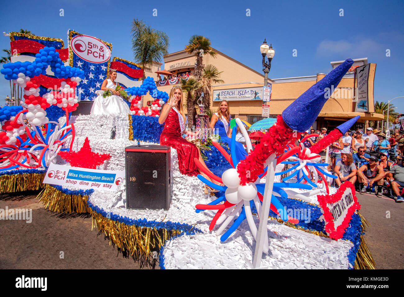 Un char avec de faux skyrockets parrainé par la chambre de commerce exerce formellement habillé femmes locales dans un défilé du 4 juillet à Huntington Beach, ca. Banque D'Images