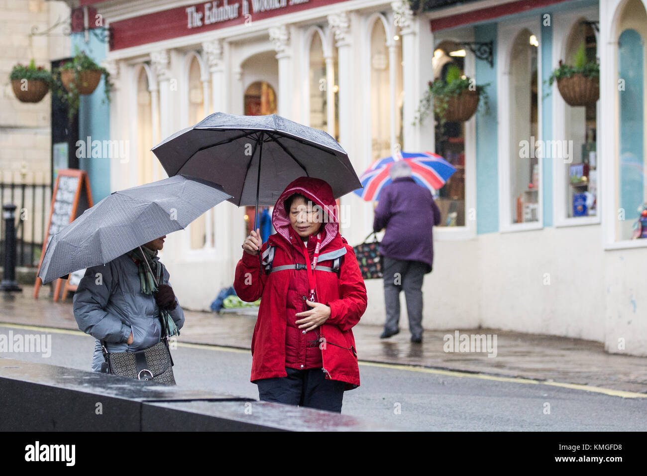 Windsor, Royaume-Uni, 7 décembre 2017. Les visiteurs du château de Windsor brave la pluie que storm caroline approches. Banque D'Images