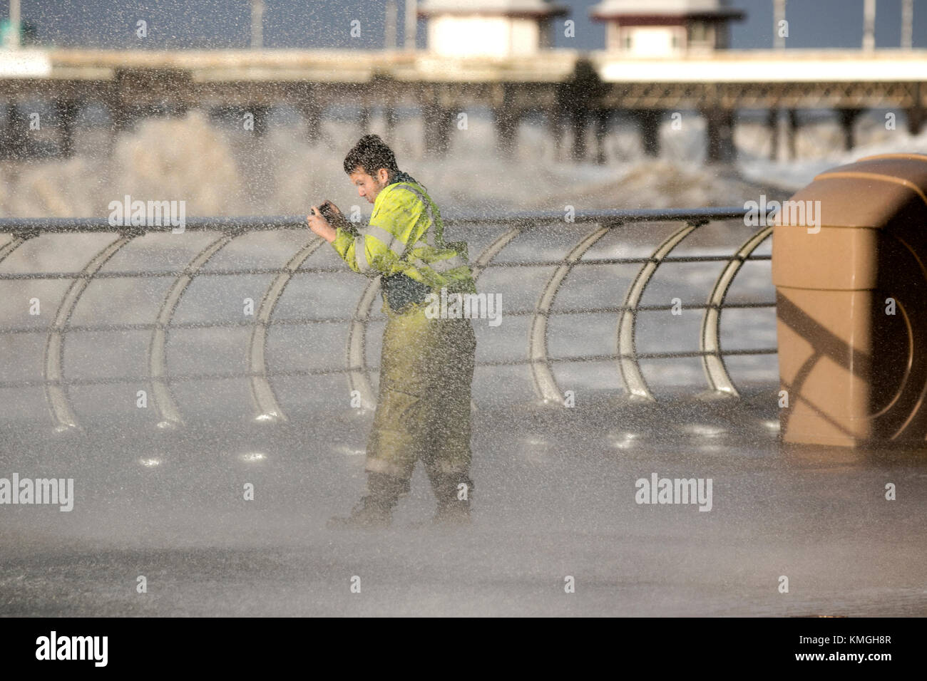 Caroline tempête, Blackpool, Lancashire, le 7 décembre 2017. Météo britannique. Caroline tempête frappe la station balnéaire de Blackpool, dans le Lancashire. Avec de fortes rafales de vent allant jusqu'à 90mph, l'observatoire national du Royaume-Uni a émis des avertissements de jaune pour la côte nord-ouest de l'Angleterre. Comme les approches de la marée haute, de grosses vagues sont attendus et des débris de plage seront jetés sur les routes côtières. Cernan Elias/Alamy Live News Banque D'Images