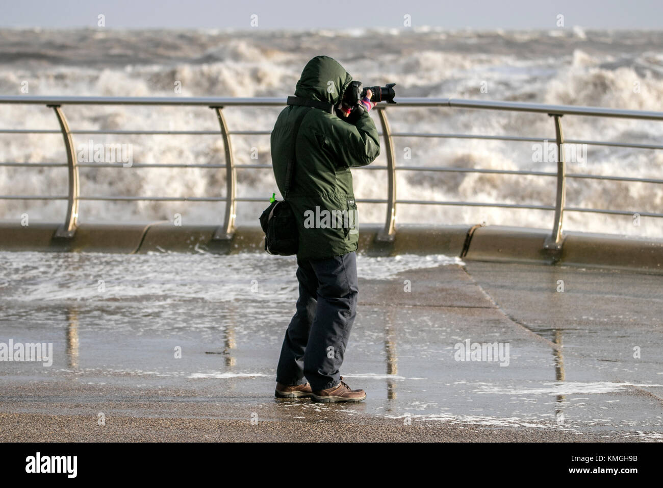 Caroline tempête, Blackpool, Lancashire, le 7 décembre 2017. Météo britannique. Caroline tempête frappe la station balnéaire de Blackpool, dans le Lancashire. Avec de fortes rafales de vent allant jusqu'à 90mph, l'observatoire national du Royaume-Uni a émis des avertissements de jaune pour la côte nord-ouest de l'Angleterre. Comme les approches de la marée haute, de grosses vagues sont attendus et des débris de plage seront jetés sur les routes côtières. Cernan Elias/Alamy Live News Banque D'Images