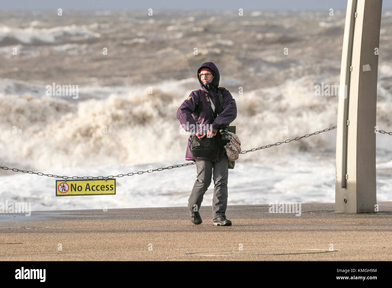 Caroline tempête, Blackpool, Lancashire, le 7 décembre 2017. Météo britannique. Caroline tempête frappe la station balnéaire de Blackpool, dans le Lancashire. Avec de fortes rafales de vent allant jusqu'à 90mph, l'observatoire national du Royaume-Uni a émis des avertissements de jaune pour la côte nord-ouest de l'Angleterre. Comme les approches de la marée haute, de grosses vagues sont attendus et des débris de plage seront jetés sur les routes côtières. Cernan Elias/Alamy Live News Banque D'Images