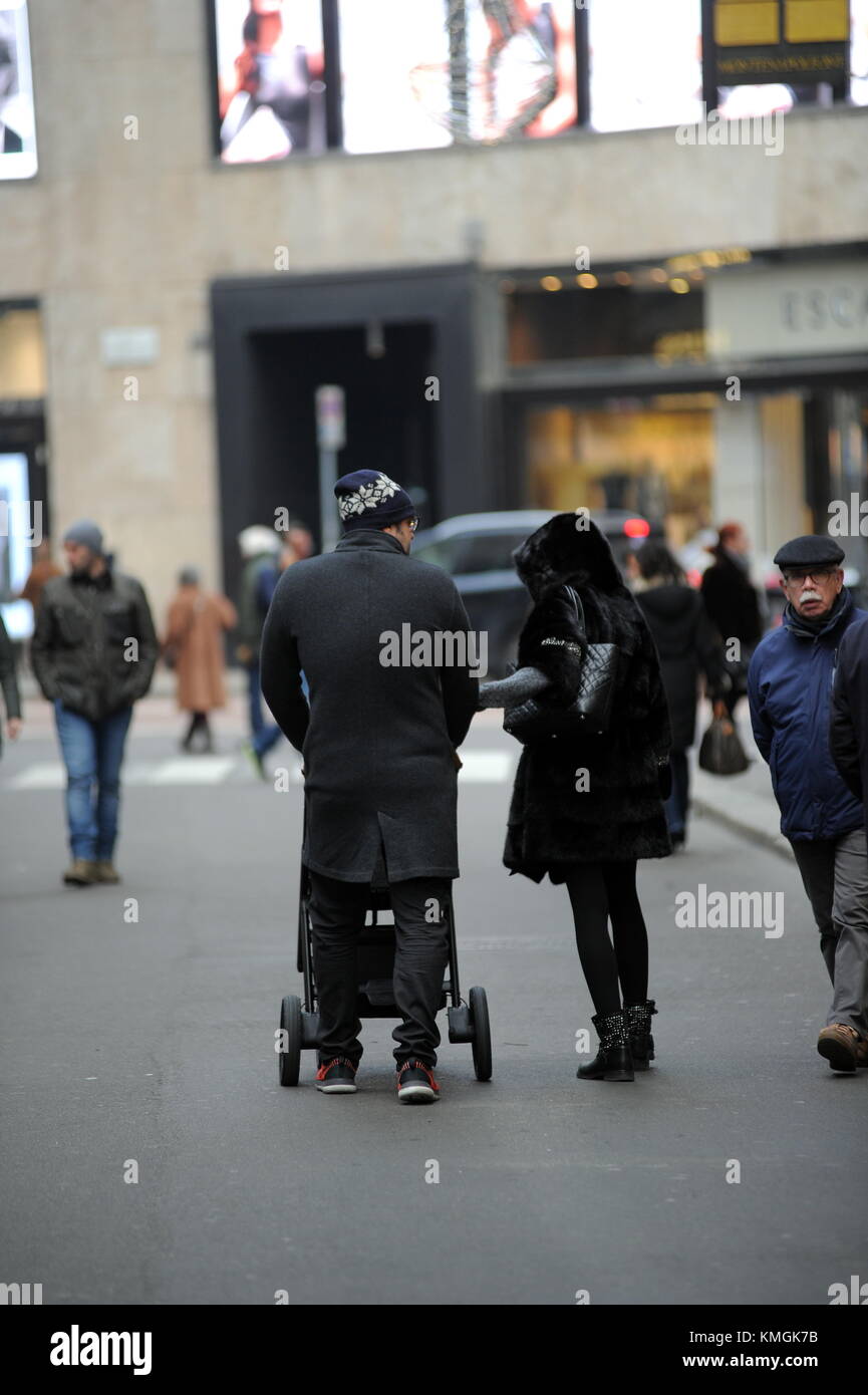 Milan, Cecilia capriotti avec petit ami gianluca et sa fille marcher dans le centre cecilia capriotti arrive dans le centre avec son petit ami gianluca mobilia et sa fille Maria isabelle qui dort dans la poussette. Ici ils sont à pied dans la via Montenapoleone dans un après-midi de grand froid. crédit : agence photo indépendant srl/Alamy live news Banque D'Images