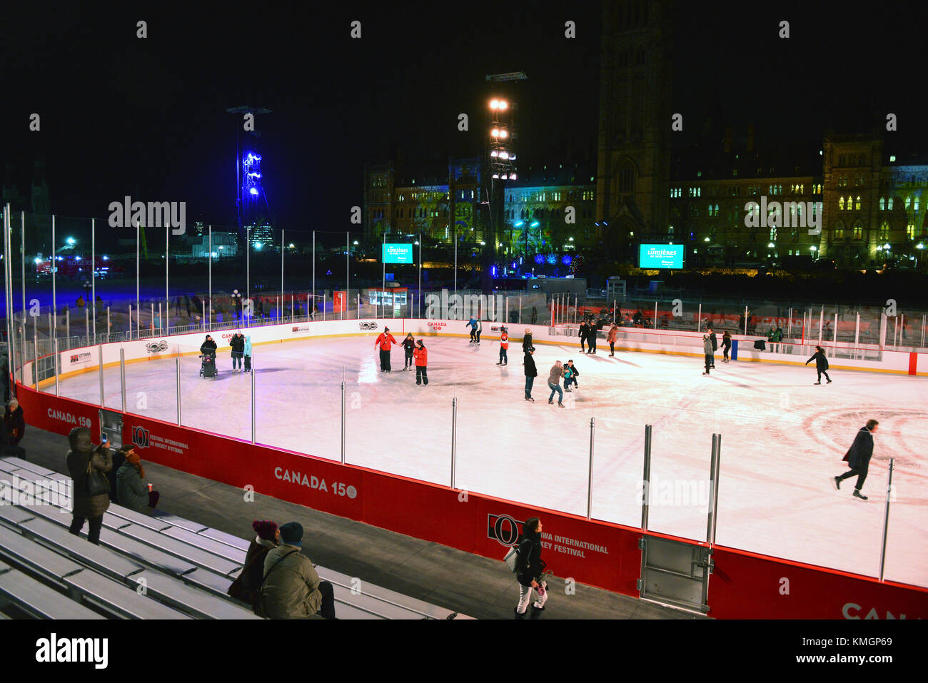 Ottawa Canada 7 Decembre 17 La Patinoire Temporaire Erigee Sur La Colline Du Parlement Dans Le Cadre Du 150e Anniversaire Du Canada Ouvre Ses Portes Au Public Aujourd Hui Il Sera