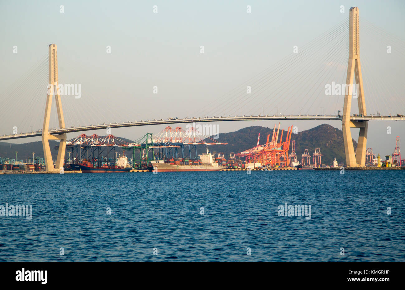 Le pont du port de Busan et port de Busan, nov 15, 2017 : le pont du port de Busan et le port de Busan Busan port nord () sont considérés à Busan, à environ 420 km (261 milles) au sud-est de Séoul, Corée du Sud. Le port de Busan est le plus grand port de la Corée du Sud. crédit : lee Jae-won/aflo/Alamy live news Banque D'Images