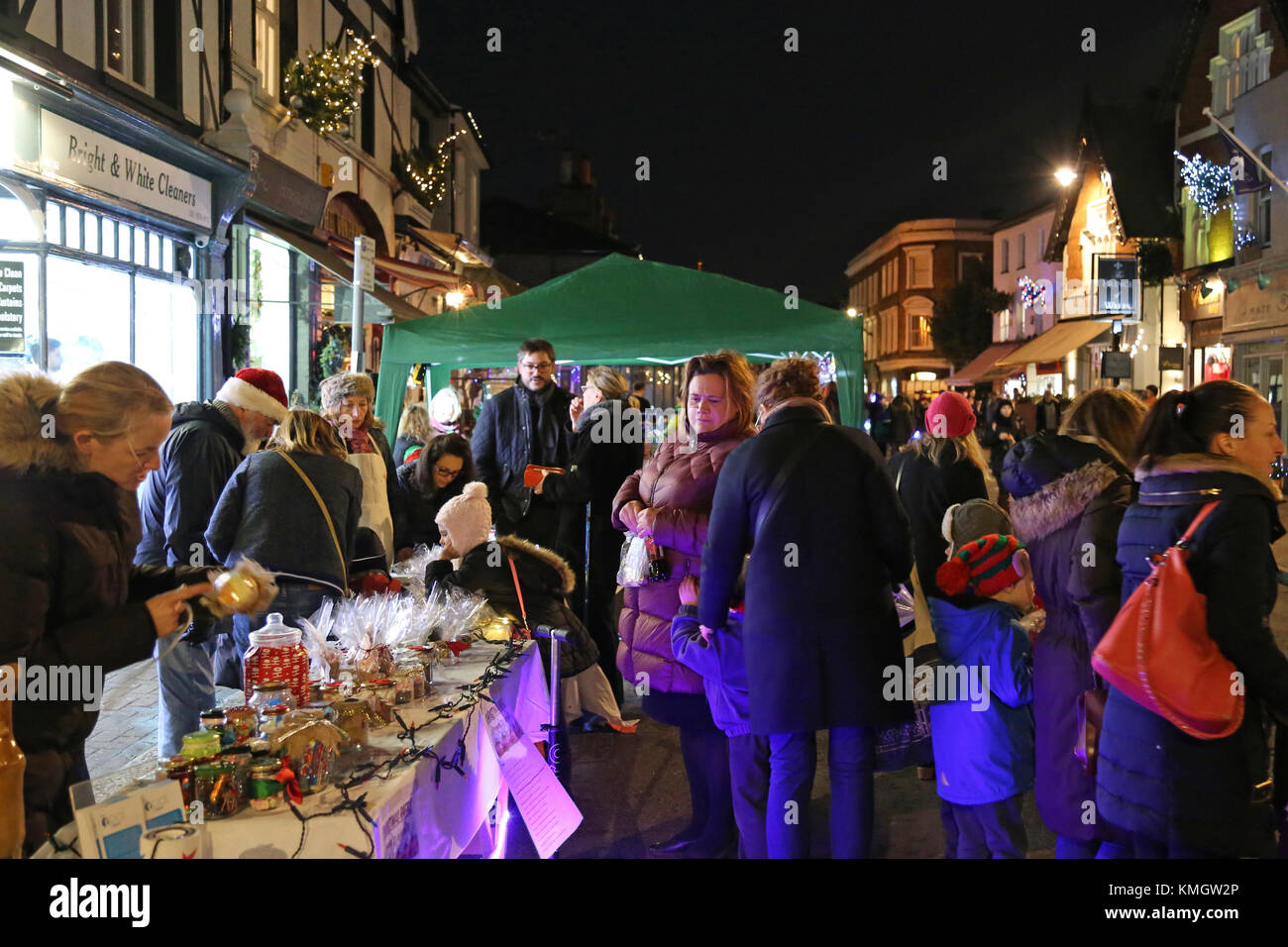 Les sucreries, wc séparés. Hiver 'errer' Foire de Noël. 7 décembre 2017. Bridge Road, Hampton Court, East Molesey, Surrey, Angleterre, Royaume-Uni. Célébration de Noël avec des lumières, des rennes live, les stalles, la nourriture, les divertissements et les tombolas. Crédit : Ian bouteille/Alamy Live News Banque D'Images