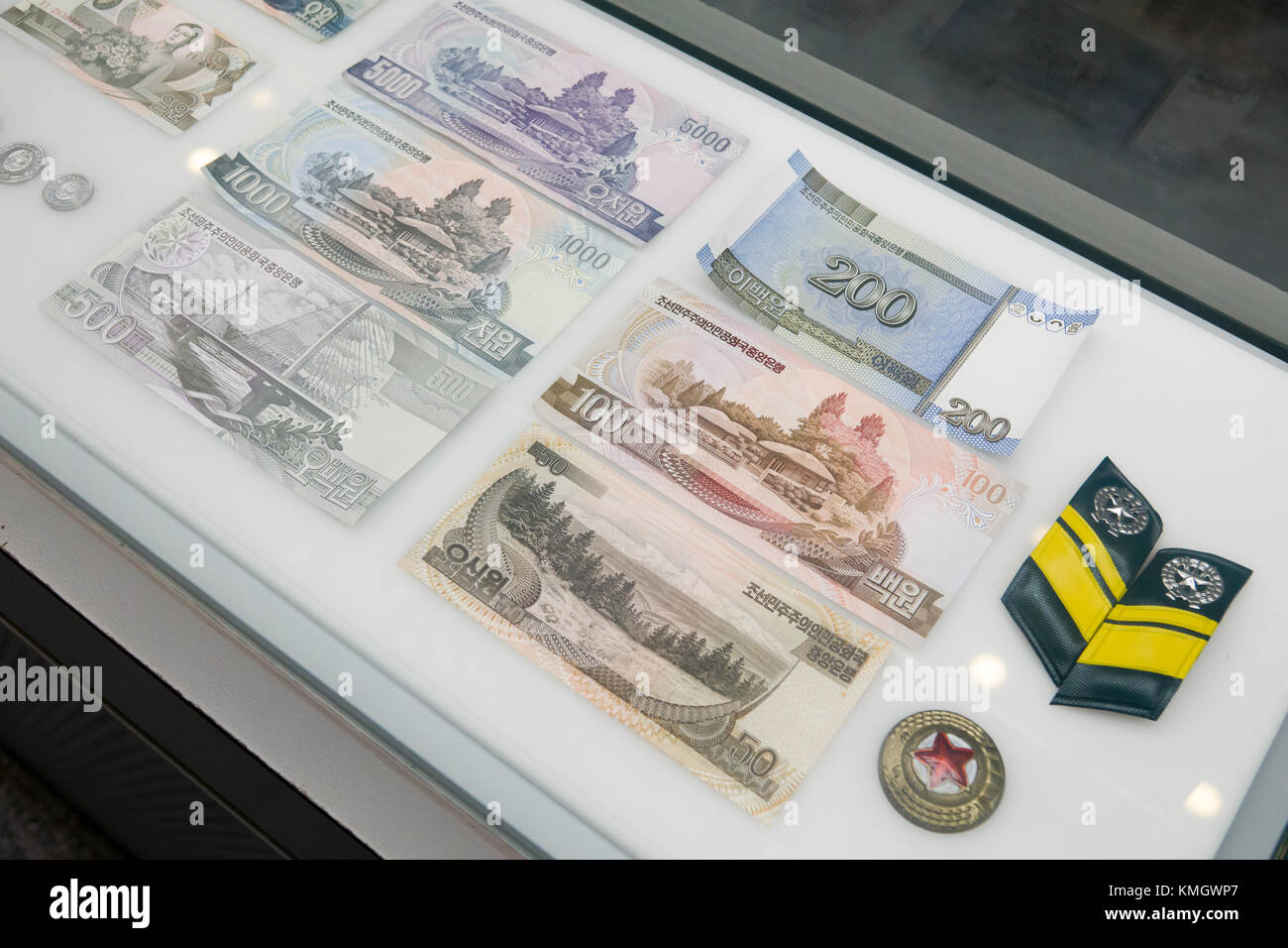 Billets de banque nord-coréens, 4 décembre 2017 : les billets de banque nord-coréens sont affichés à l'Observatoire de la paix de Ganghwa, juste au sud de la zone démilitarisée coréenne (DMZ) séparant les deux Corées, à Ganghwa, à 56 km (35 miles) au nord-ouest de Séoul, Corée du Sud. Crédit : Lee Jae-won/AFLO/Alamy Live News Banque D'Images