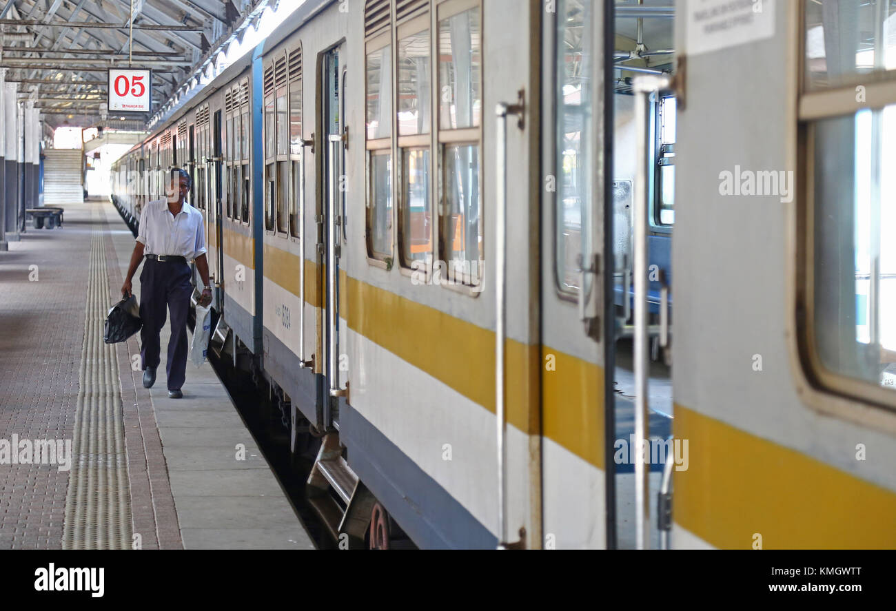 Un passager du Sri Lanka à pied en forme de la télévision pendant le fonctionnement de l'union des ingénieurs de locomotive en grève colombo. crédit : vimukthi embuldeniya/Alamy live news Banque D'Images