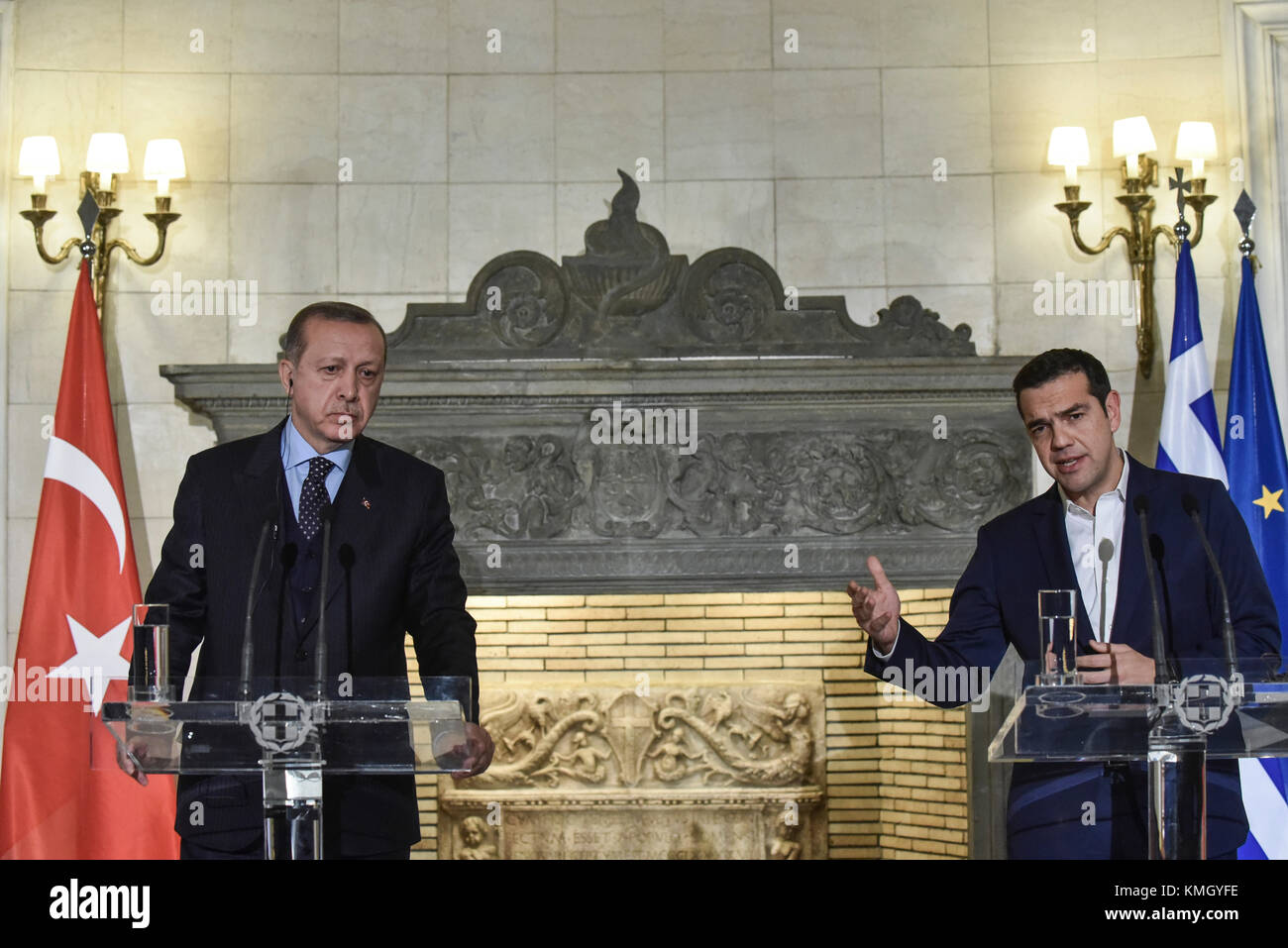 Athènes, Grèce - décembre 7, 2017 : le premier ministre grec Alexis Tsipras (R) et le Président turc, Recep Tayyip Erdogan (L) lors d'une conférence de presse commune le crédit à Athènes : VASILIS VERVERIDIS/Alamy Live News Banque D'Images