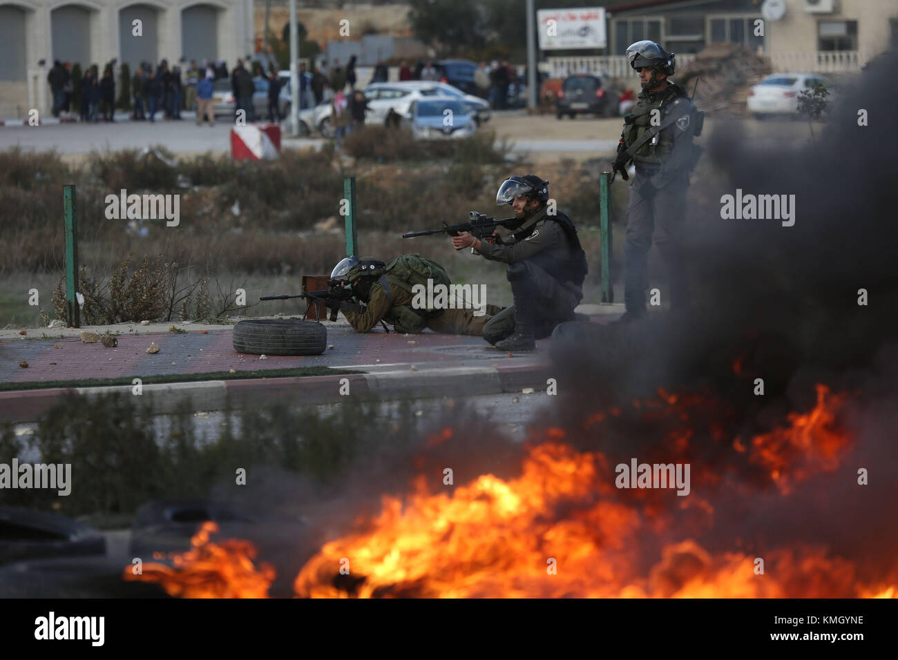 Ramallah, ville de Ramallah, en Cisjordanie. 7 décembre, 2017. Les soldats israéliens visent à des manifestants palestiniens lors de heurts après une manifestation contre le président américain Donald Trump a décidé de reconnaître Jérusalem comme capitale d'Israël, dans la ville de Ramallah, en Cisjordanie, Dec 7, 2017. crédit : stringer/Xinhua/Alamy live news Banque D'Images