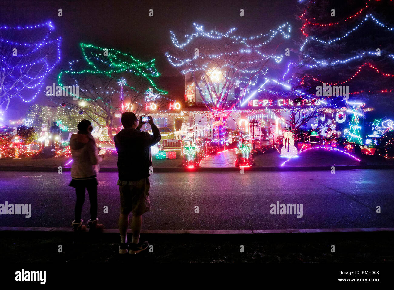 Vancouver, Canada. 7 décembre, 2017. Les gens de prendre des photos d'une maison décorée avec des lumières de Noël pour la prochaine saison de vacances plus important de l'année, à un quartier de Vancouver, Canada, déc. 7, 2017. crédit : liang sen/Xinhua/Alamy live news Banque D'Images