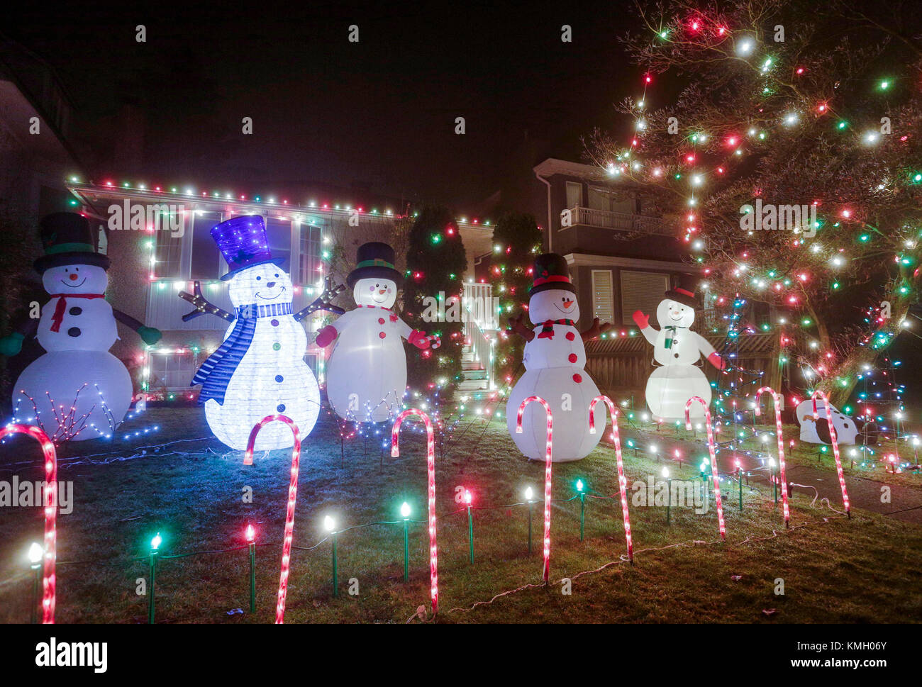 Vancouver. 7 décembre, 2017. Photo prise le 31 déc. 7, 2017 montre une maison décorée avec des lumières de Noël pour la prochaine saison de vacances plus important de l'année, à un quartier de Vancouver, Canada. crédit : liang sen/Xinhua/Alamy live news Banque D'Images