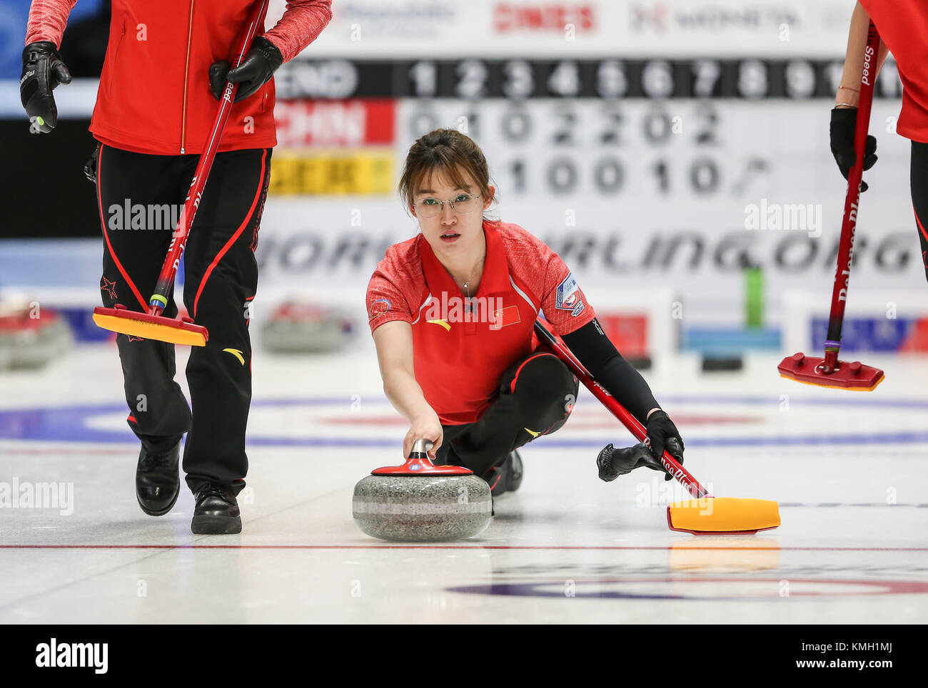 (171209) -- pilsen, déc. 9, 2017 (Xinhua) -- la Chine ma jingyi jette la pierre au cours d'un match de qualification olympique de curling aux Jeux olympiques d'hiver de 2018 à pyeongchang entre les équipes féminines de la Chine et l'Allemagne à Pilsen, en République tchèque, le déc. 9, 2017. (Xinhua/yuqi shan) Banque D'Images