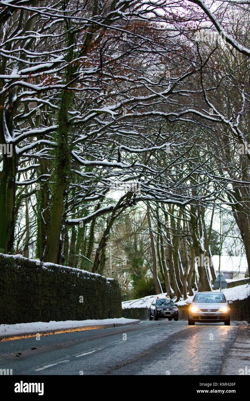 Flintshire, au nord du Pays de Galles, le 9 décembre 2017, Météo France. Artic chill et une alerte orange Met Office de Flintshire en cas d'accumulations de neige. Les automobilistes qui empruntent le long d'un chemin rural pittoresque dans le village de Halkyn, Flintshire © DGDImages/Alamy Live News Banque D'Images