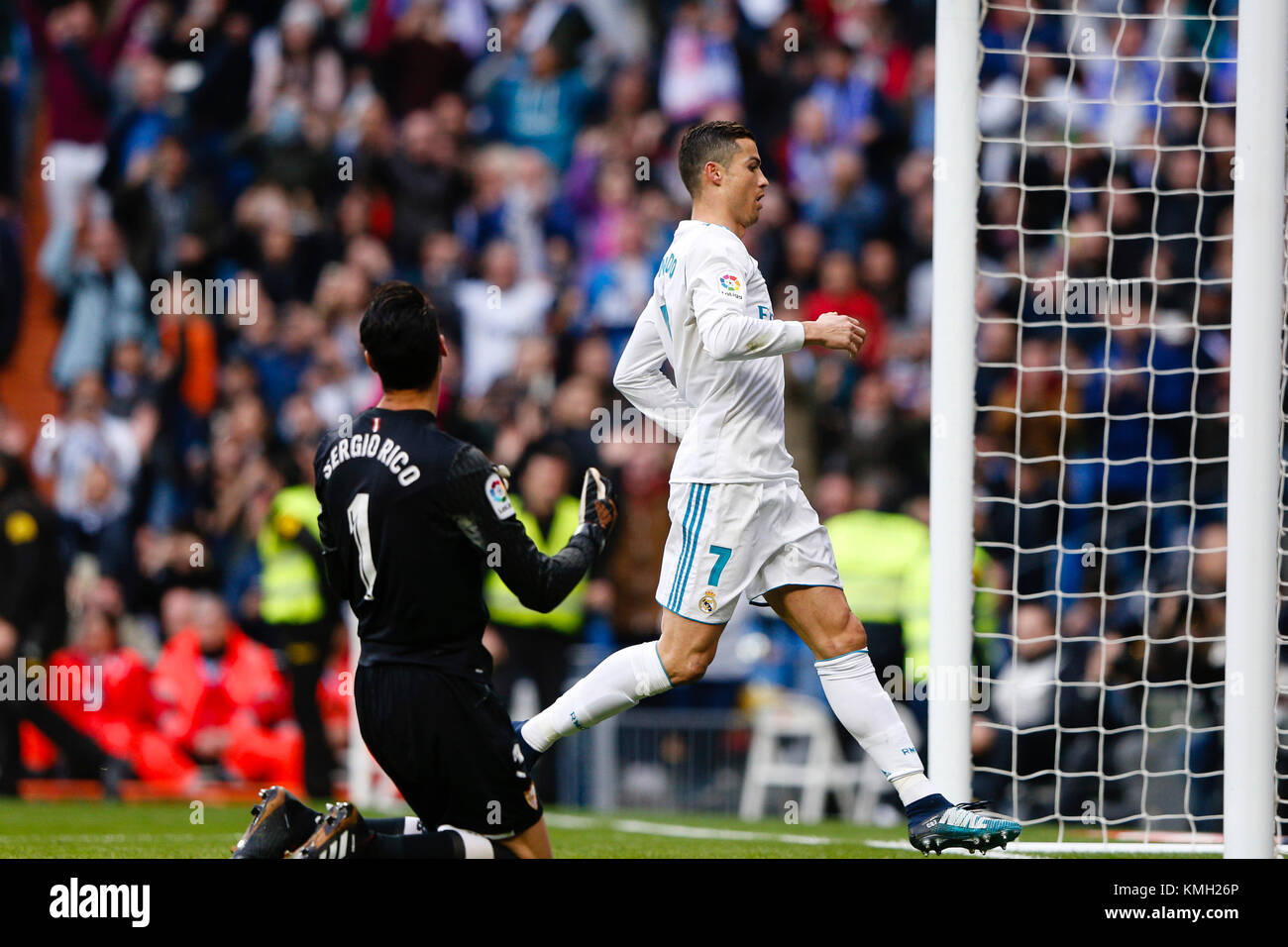 Cristiano Ronaldo dos Santos du Real Madrid célèbre l (3,0) après avoir marqué le but de son équipe. dans l'action. La Liga entre le Real Madrid vs Sevilla FC au Santiago Bernabeu à Madrid, Espagne, le 9 décembre 2017 . Banque D'Images
