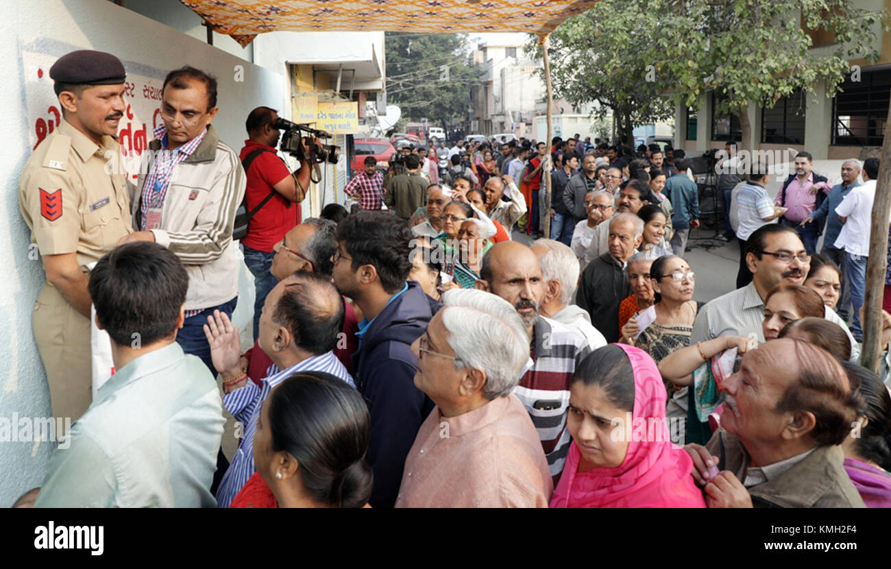 (171209) -- RAJKOT (INDE), Dec. 9, 2017 (Xinhua) -- les gens attendent devant un bureau de vote pour voter pendant la première phase des élections locales dans la ville de Rajkot, État du Gujarat, Inde, le Dec. 9, 2017. Environ 68 pour cent de la participation électorale a été enregistrée samedi lors des élections locales dans l'État indien occidental du Gujarat, ont indiqué des responsables. (Xinhua) Banque D'Images