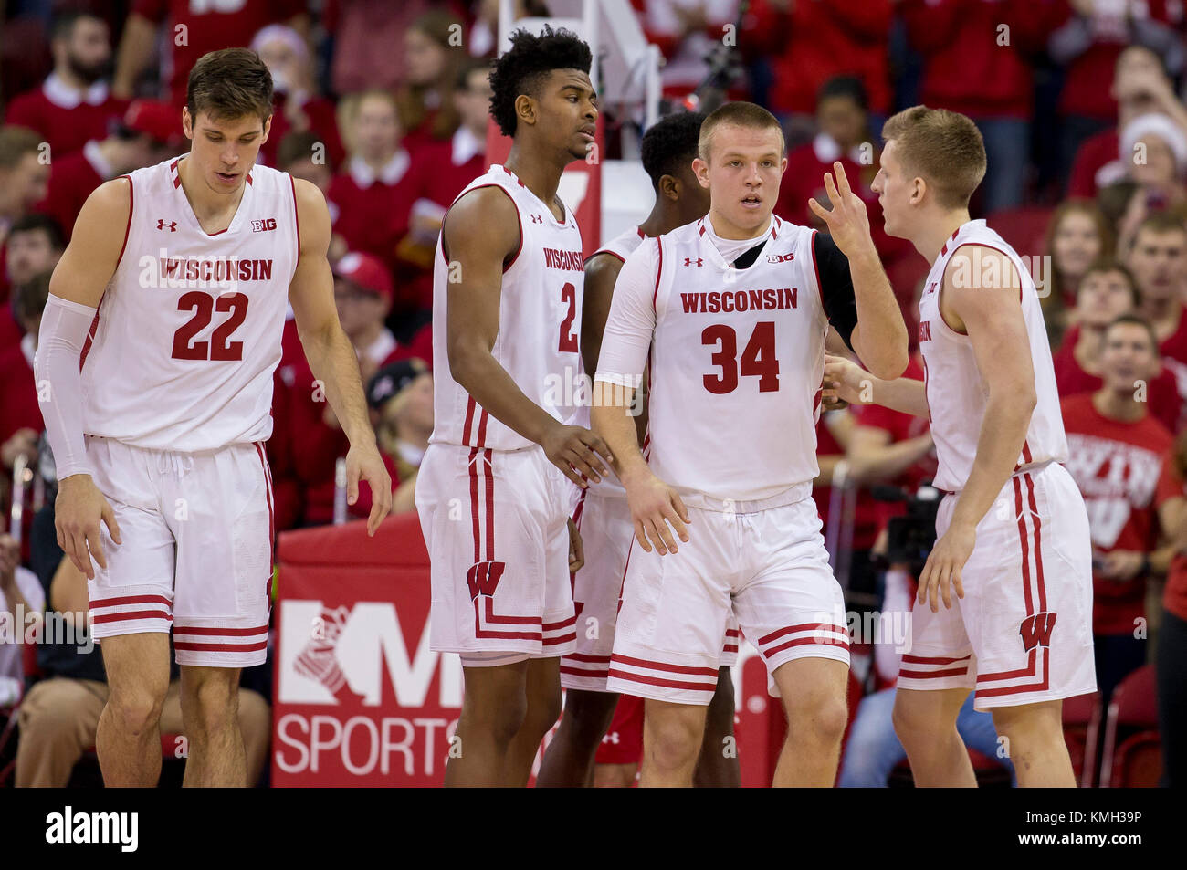 Madison, WI, USA. 9Th Mar, 2017. Wisconsin Badgers guard Brad Davison # 34 peut contenir jusqu'à 3 doigts après avoir pris une charge résultant de la troisième faute d'une Marquette player pendant le match de basket-ball de NCAA entre le Marquette Golden Eagles et le Wisconsin Badgers au Kohl Center à Madison, WI. Marquette a défait le Wisconsin 82-63. John Fisher/CSM/Alamy Live News Banque D'Images