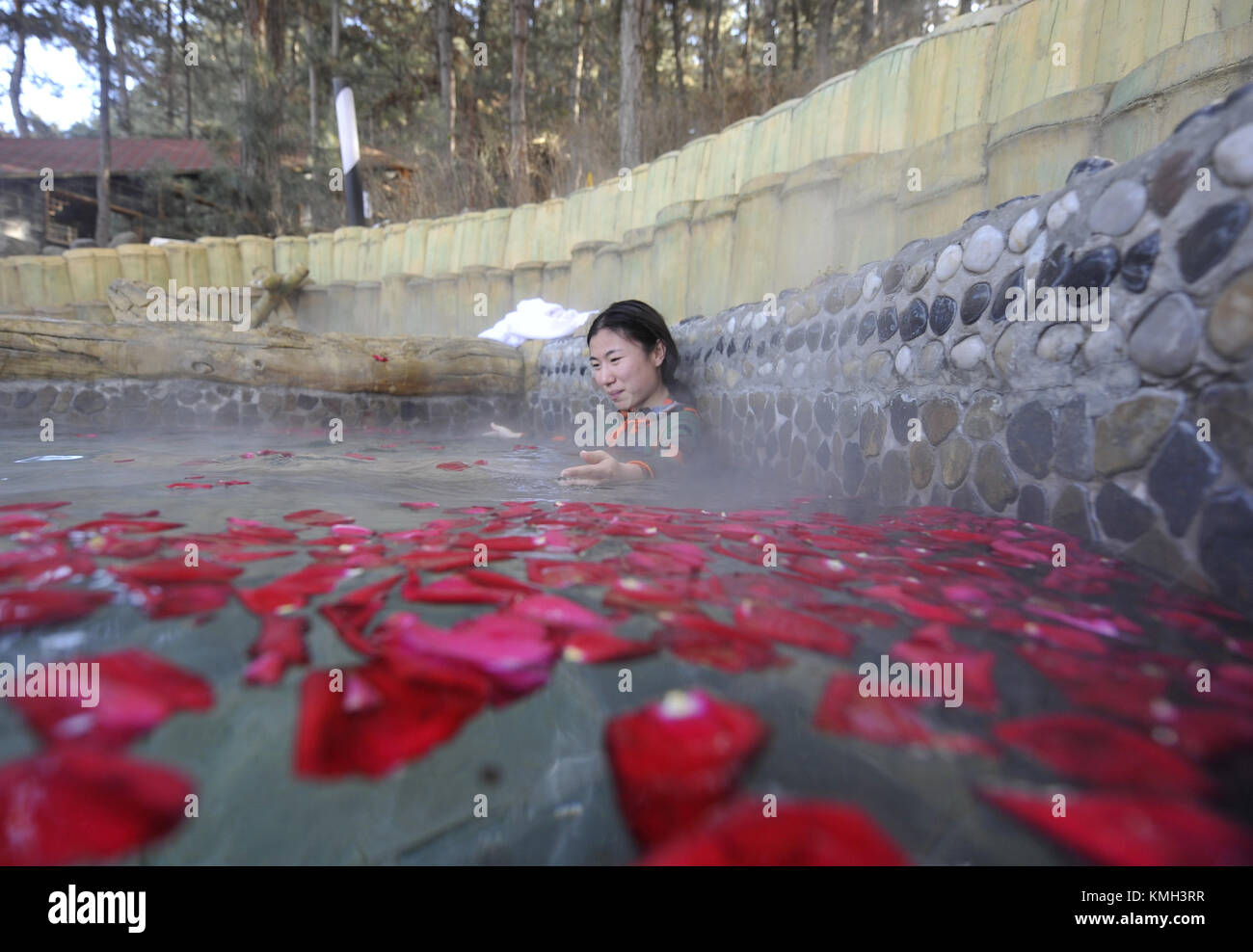 La Chine, la province de Hebei. Déc 10, 2017. Une femme prend un bain minéral dans Longhua County au Nord de la Chine dans la province du Hebei, 10 décembre 2017. Longhua est riche en ressources d'eau de source chaude. Credit : Wang Liqun/Xinhua/Alamy Live News Banque D'Images