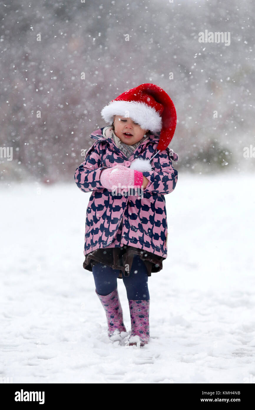 Cambridge, UK 10 décembre 2017. Ivy Mitchell, 2 a l'amusement dans la neige lourde à Cambridge, Royaume-Uni. Crédit : Jason Mitchell/Alamy Live News. Banque D'Images