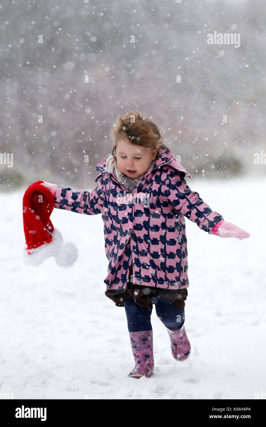 Cambridge, UK 10 décembre 2017. Ivy Mitchell, 2 a l'amusement dans la neige lourde à Cambridge, Royaume-Uni. Crédit : Jason Mitchell/Alamy Live News. Banque D'Images