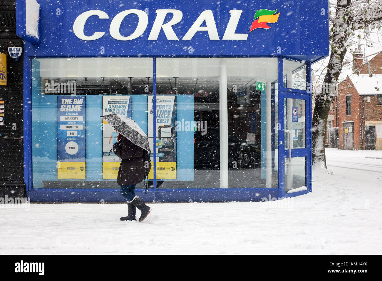 Lonodn, UK. Déc 10, 2017. Une personne avec un parapluie de promenades à travers la neige à Finchley, au nord de Londres, le 10 décembre 2017 Crédit : Jon Rosenthal/Alamy Live News Banque D'Images