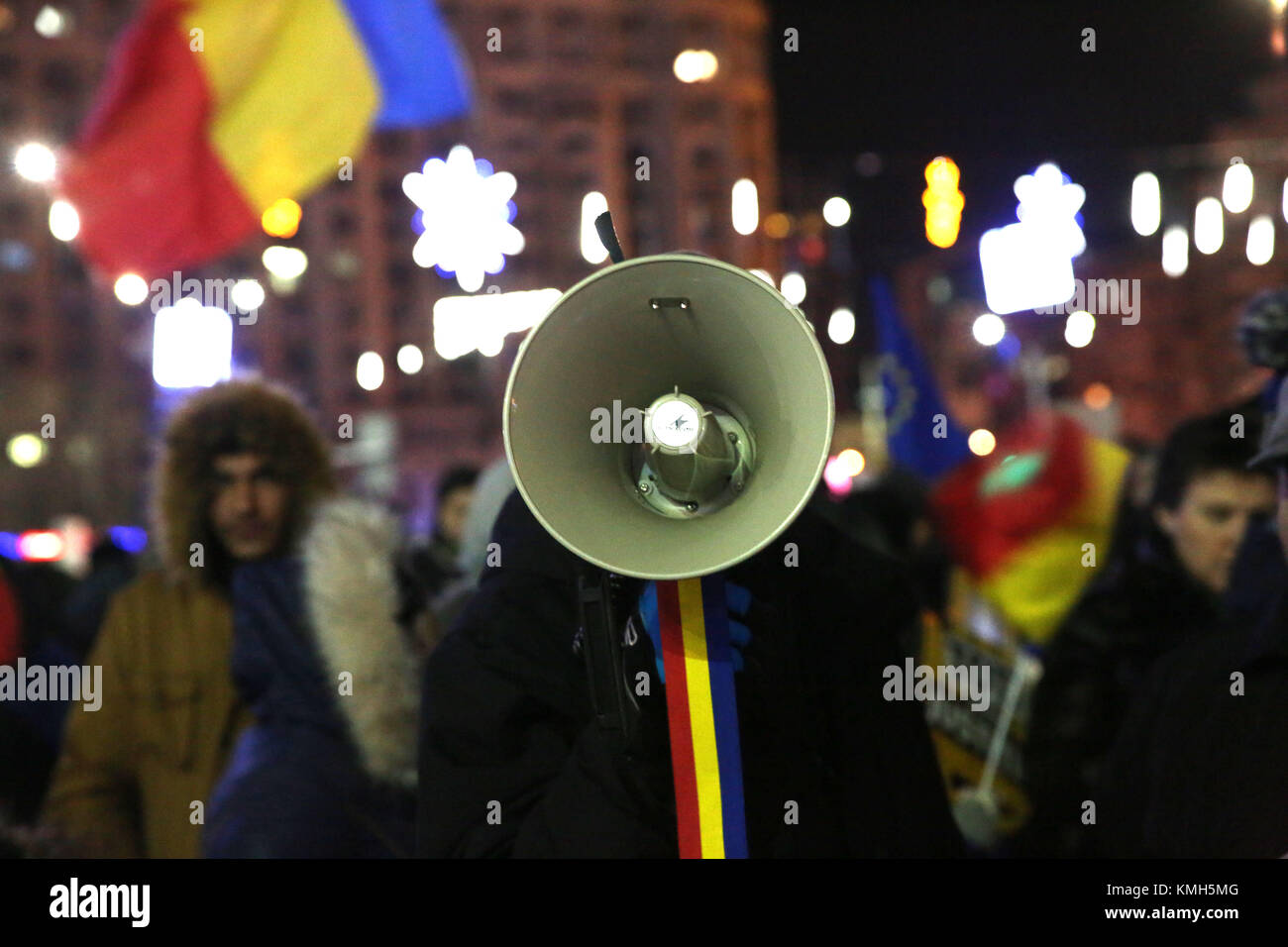 Bucarest, Roumanie - 10 décembre 2017 : une personne est titulaire d'un porte-voix tout en criant des slogans lors d'un meeting de protestation en face de gouvernement roumain contre la décision de l'évolution des lois de la justice. Crédit : Gabriel Petrescu/Alamy Live News Banque D'Images