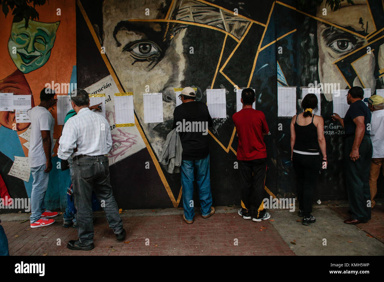 Caracas, Venezuela. Déc 10, 2017. Les gens de consulter les listes des bureaux de vote dans le centre-ville de Caracas, Venezuela, le 10 décembre 2017. Les Vénézuéliens ont voté dimanche aux élections municipales au milieu d'une longue crise électorale, obligeant le parti parti socialiste uni du Venezuela (PSUV) à travailler dur pour maintenir sa popularité. Credit : Boris Vergara/Xinhua/Alamy Live News Banque D'Images