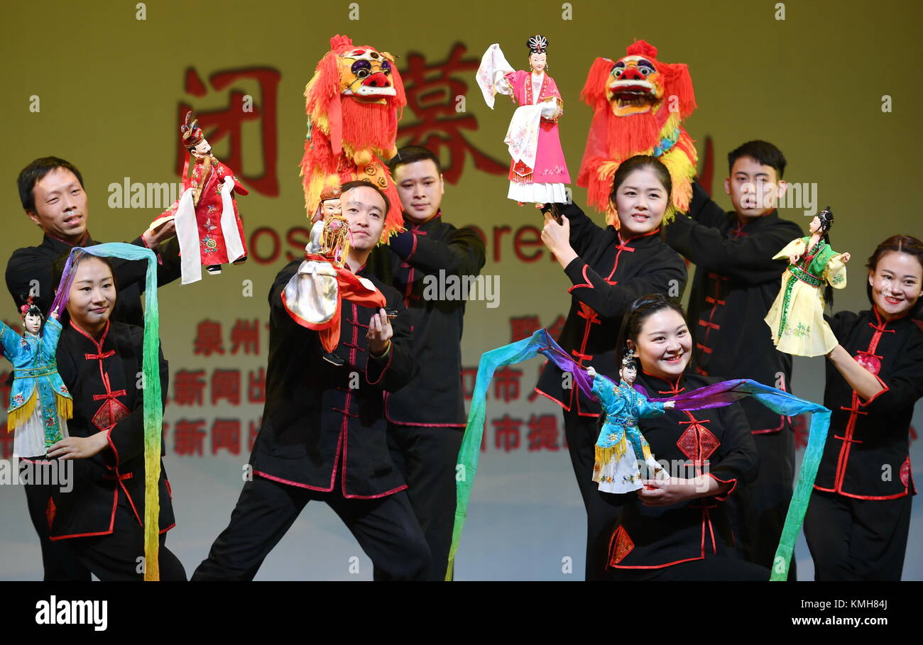 Quanzhou, province de Fujian en Chine. Dec 11, 2017. Les acteurs chinois effectuer un spectacle de marionnettes à Quanzhou, Chine du sud-est de la province de Fujian, le 11 décembre 2017. Le 5ème festival international de marionnettes Quanzhou Chine ici fermé le lundi. Trente et une exécution de troupes venues de pays et à l'étranger ont participé au festival. Credit : Lin Shanchuan/Xinhua/Alamy Live News Banque D'Images